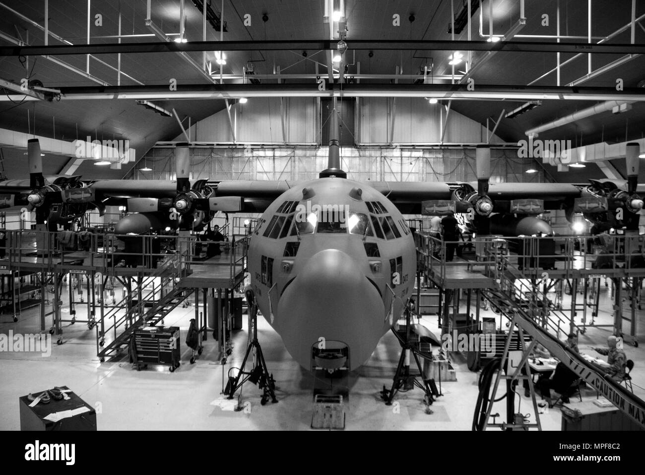 179Th Airlift Wing Wartung Mitglieder durch eine Zeitungleiche Inspektion einer C-130H Hercules 14.02.2017, an der 179th Airlift Wing, Mansfield, Ohio. Die 179Th Airlift Wing ist immer auf der Mission, die erste Wahl zu sein, Gemeinschaft, Bund und Missionen mit einem zuverlässigen Team von hoch qualifizierten Piloten zu reagieren. (U.S. Air National Guard Foto von 1 Leutnant Paul Stennet/Freigegeben) Stockfoto