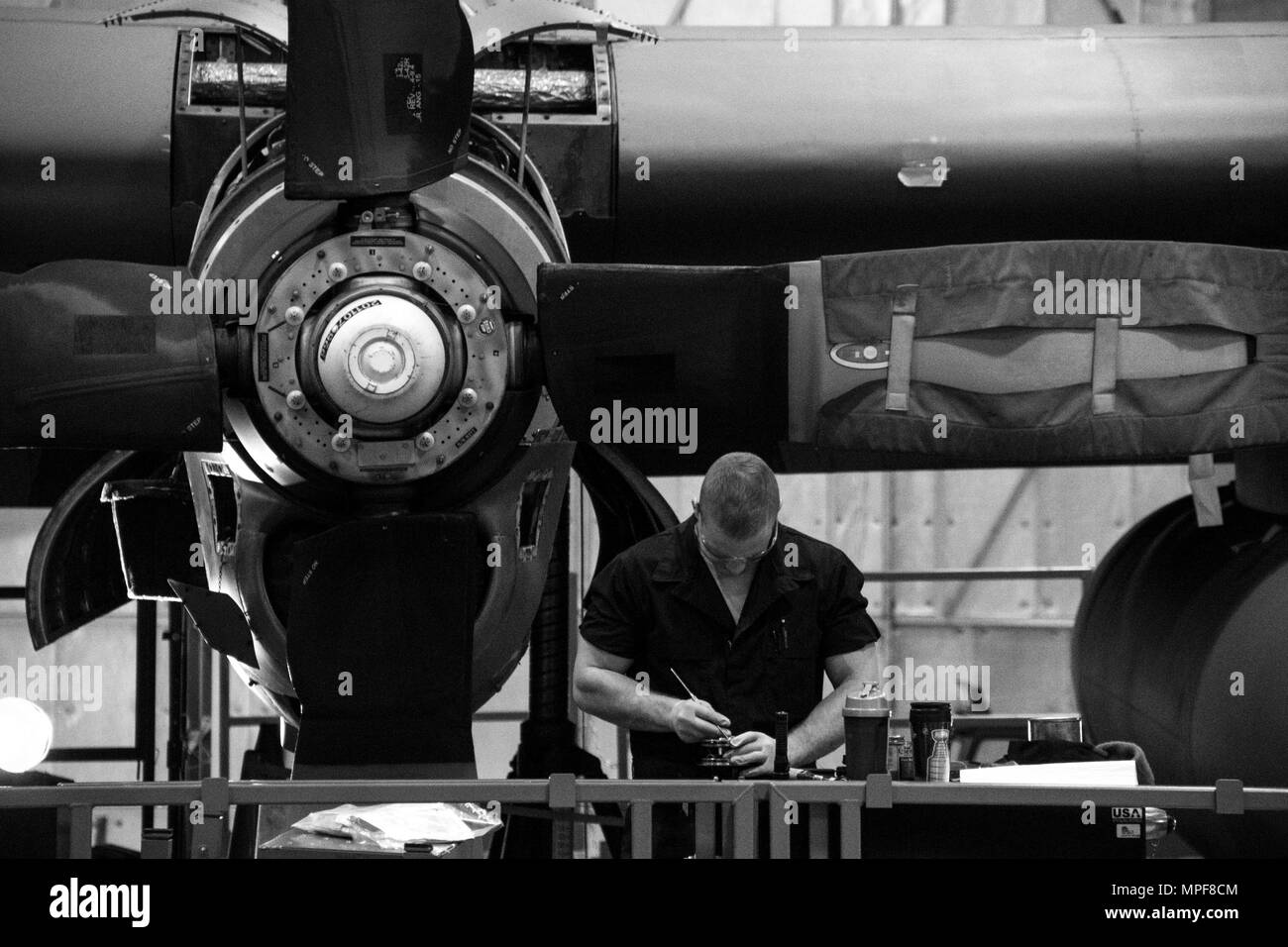 179Th Airlift Wing Wartung Mitglieder durch eine Zeitungleiche Inspektion einer C-130H Hercules 14.02.2017, an der 179th Airlift Wing, Mansfield, Ohio. Die 179Th Airlift Wing ist immer auf der Mission, die erste Wahl zu sein, Gemeinschaft, Bund und Missionen mit einem zuverlässigen Team von hoch qualifizierten Piloten zu reagieren. (U.S. Air National Guard Foto von 1 Leutnant Paul Stennet/Freigegeben) Stockfoto