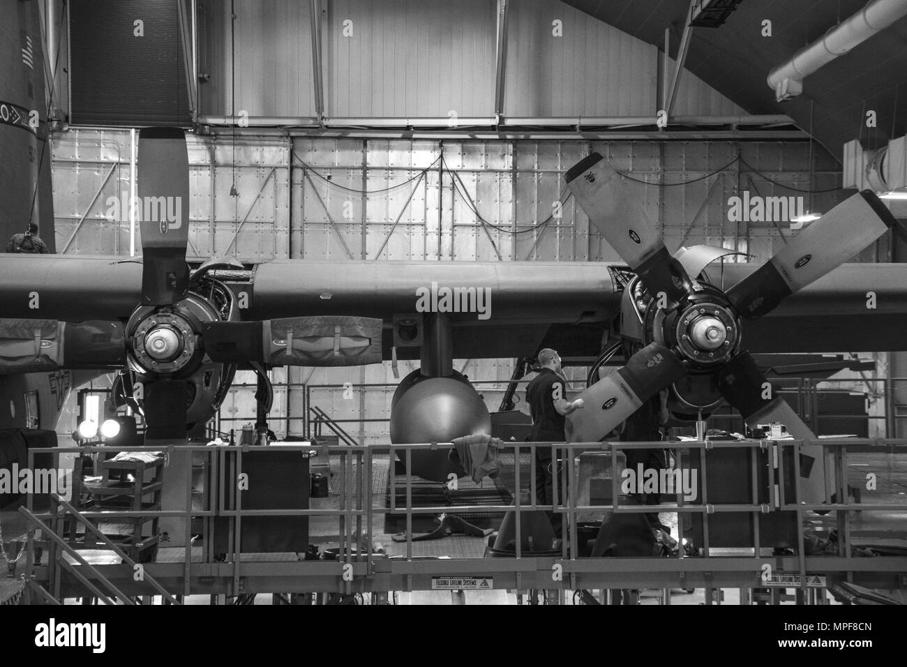 179Th Airlift Wing Wartung Mitglieder durch eine Zeitungleiche Inspektion einer C-130H Hercules 14.02.2017, an der 179th Airlift Wing, Mansfield, Ohio. Die 179Th Airlift Wing ist immer auf der Mission, die erste Wahl zu sein, Gemeinschaft, Bund und Missionen mit einem zuverlässigen Team von hoch qualifizierten Piloten zu reagieren. (U.S. Air National Guard Foto von 1 Leutnant Paul Stennet/Freigegeben) Stockfoto