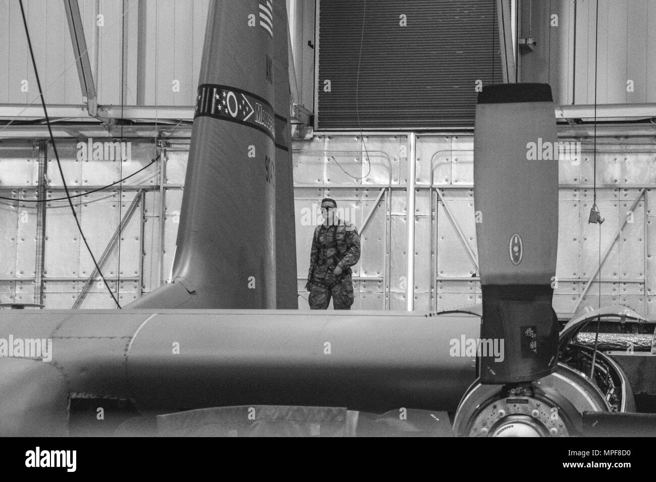 179Th Airlift Wing Wartung Mitglieder durch eine Zeitungleiche Inspektion einer C-130H Hercules 14.02.2017, an der 179th Airlift Wing, Mansfield, Ohio. Die 179Th Airlift Wing ist immer auf der Mission, die erste Wahl zu sein, Gemeinschaft, Bund und Missionen mit einem zuverlässigen Team von hoch qualifizierten Piloten zu reagieren. (U.S. Air National Guard Foto von 1 Leutnant Paul Stennet/Freigegeben) Stockfoto