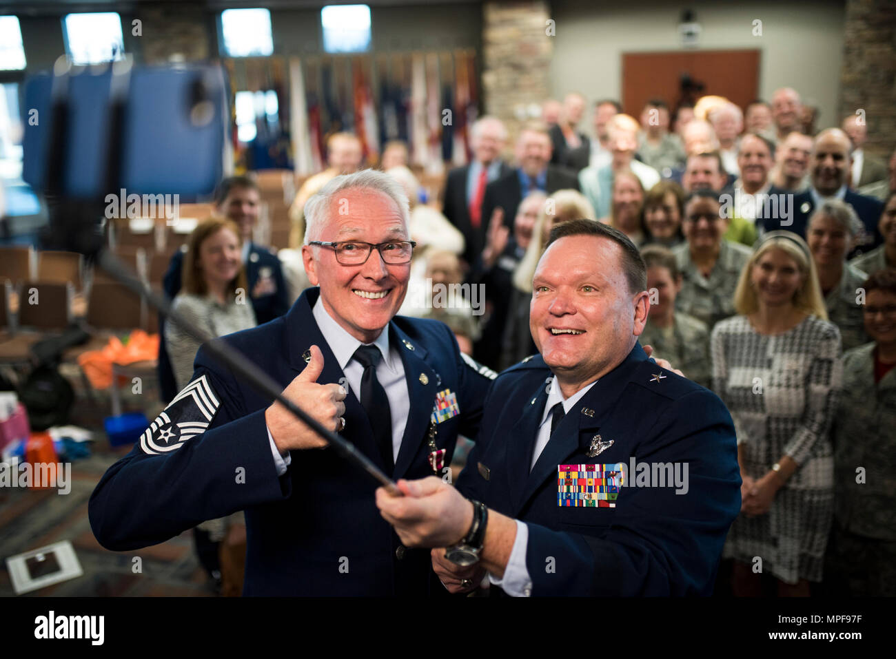 Brig. Gen. Samuel Mahoney nimmt eine "138623" mit Chief Master Sgt. Tom Kimball und das Publikum, Minuten nach dem Chief Ruhestand Zeremonie, Feb 17, 2017 Buckley Air Force Base, Co.Kimball war mehr als 24 Jahre bei der Luftwaffe. (U.S. Air Force Foto/Tech. Sgt. David Salanitri) Stockfoto