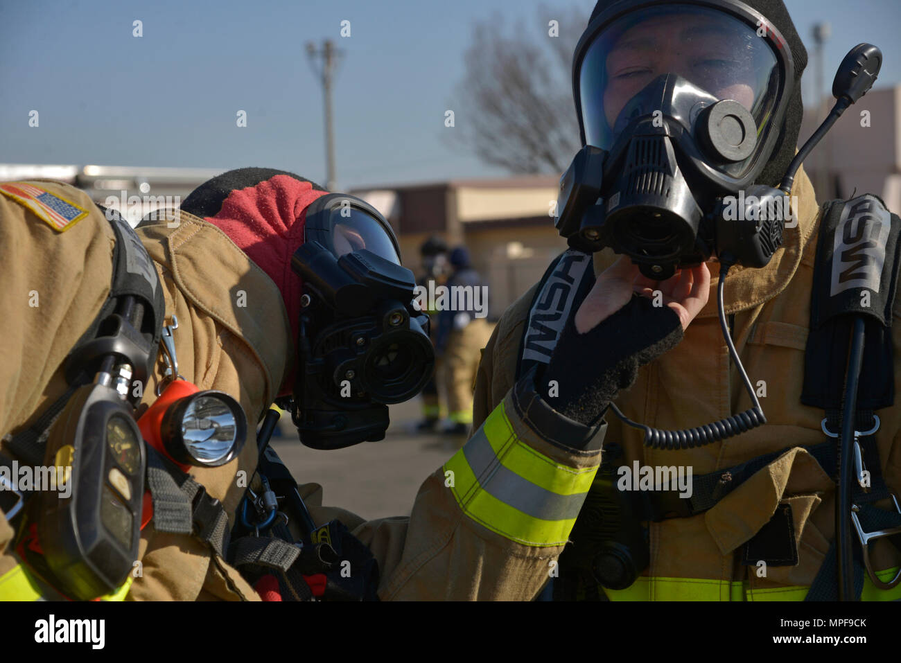 Feuerwehrleute der 374th Civil Engineer Squadron führen Inspektionen der Ausrüstung durch, bevor sie eine Übung zur Fahrzeugfeuerwehr auf der Yokota Air Base in Japan durchführen. Das Szenario bietet praktische Erfahrungen, verbessert die Teamarbeit und verbessert die Koordination zwischen den Mitarbeitern. Gemeinsame Übungen mit lokalen Behörden stärken die Einsatzbereitschaft, die Einhaltung von Sicherheitsvorschriften und die Fähigkeit, effektiv auf Notfälle in der Praxis zu reagieren, und gewährleisten so die Kompetenz in den Bereichen Taktik, Geräteeinsatz und Teamleistung. Stockfoto
