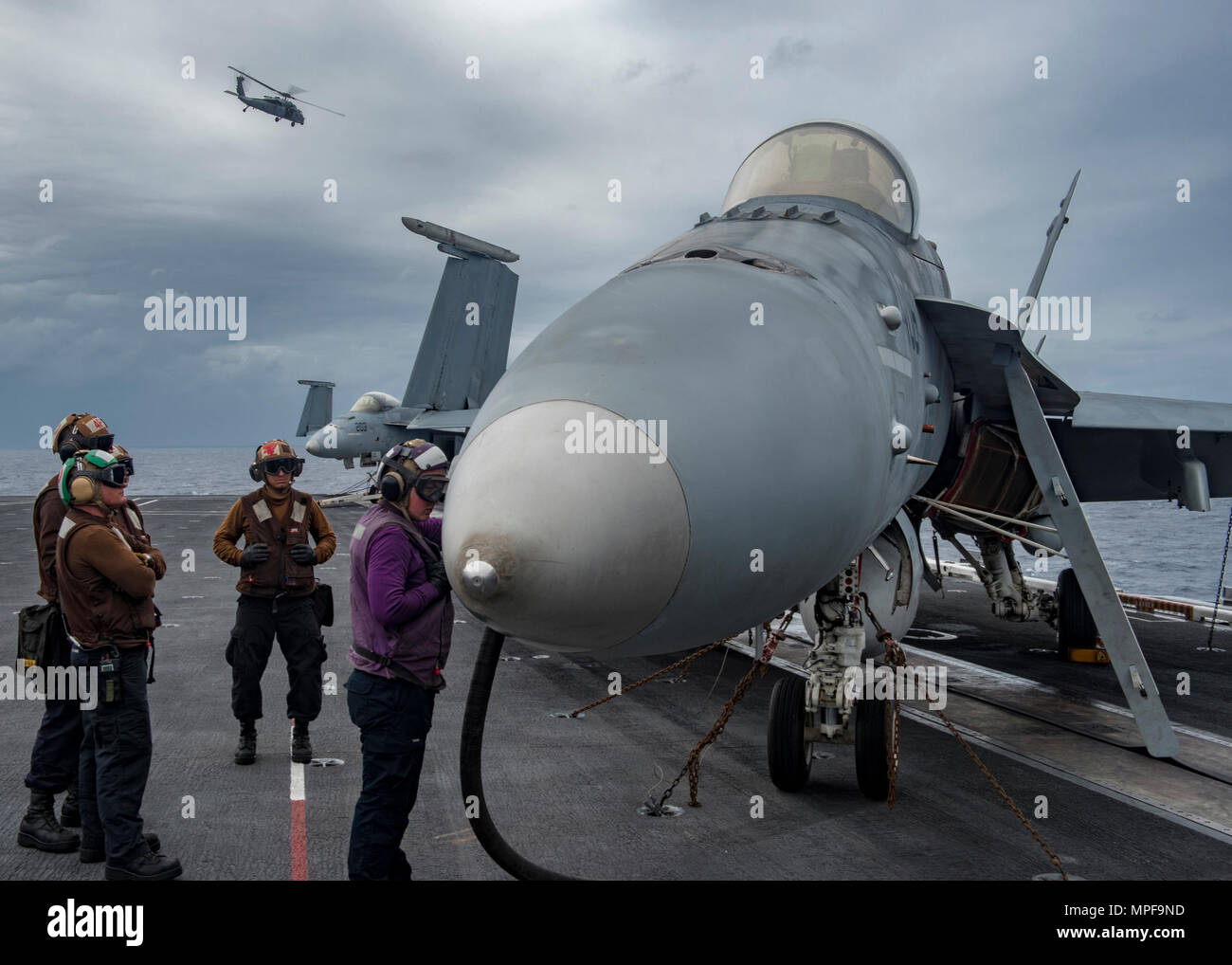 170218-N-HD 638-022 LUZON STRASSE (Feb. 18, 2017) Segler, der den Blauen Blasters" von Strike Fighter Squadron (VFA) 34 eine F/A-18C Hornet auf dem Flugzeugträger USS Carl Vinson (CVN 70) Flight Deck zugeordnet. Die Carl Vinson Carrier Strike Group ist in regelmäßigen Western Pacific Bereitstellung als Teil der US-Pazifikflotte-Initiative die Befehls- und Steuerfunktionen der USA 3 Flotte zu erweitern. Us Navy Flugzeugträger Streik Gruppen haben die Indo-Asia - Pazifik regelmäßig und routinemäßig Seit mehr als 70 Jahren patrouillierte. (U.S. Marine Foto von Mass Communication Specialist 3. Klasse Stockfoto