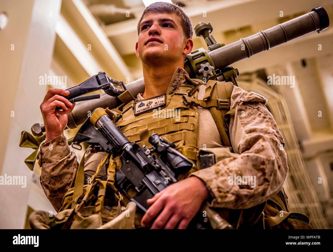 Golf von Oman, USS Essex (Feb. 15, 2017) US Marine Cpl. Jonathan Riethmann, ein mortarman mit Firma A, Bataillon Landung Team 1 Mrd., 4 Marines, 11 Marine Expeditionary Unit, wartet in der gut Deck der USS Essex (LPD 25) an Land für Übung Meer Soldat, 24.02.15. Marinesoldaten und Matrosen mit der MEU geentert Landing Craft Luftkissen vom Schiff an Land zu reisen. Meer Soldat 2017 ist eine jährliche bilaterale Übung mit der königlichen Armee von Oman durchgeführt, die die kooperative Fähigkeiten zu zeigen, und wird von den USA und Partnerstaaten der Wahrung der regionalen Stabi zu arbeiten Stockfoto