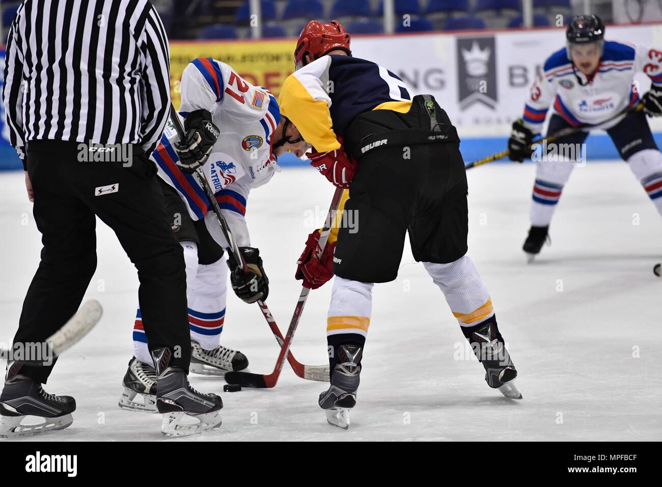 Mitglieder der Charleston Patrioten und die Charleston Enforcer spielen Hockey während der 3. jährlichen Matuskovic Charity Eishockey Spiel am North Charleston Coliseum & Performing Arts Center, Februar 18, 2017. Das Spiel wird in Erinnerung an Joe Matuskovic, Charleston County Sherriff stellvertretender gespielt, und andere Service Mitglieder und Ersthelfer, die in der Linie der Aufgabe getötet. Mitglieder der Charleston Patrioten sind von der gemeinsamen Basis Charleston, während Mitglieder der Charleston Enforcer aus dem Amt die Charleston County Sheriff's und Feuerwehr sind. Die Charleston Enforcers gewann das Spiel mit einem Endstand von 1 Stockfoto