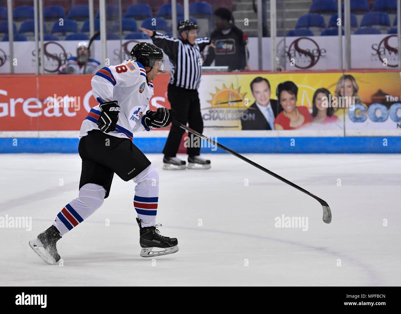 Mitglieder der Charleston Patrioten und die Charleston Enforcer spielen Hockey während der 3. jährlichen Matuskovic Charity Eishockey Spiel am North Charleston Coliseum & Performing Arts Center, Februar 18, 2017. Das Spiel wird in Erinnerung an Joe Matuskovic, Charleston County Sherriff stellvertretender gespielt, und andere Service Mitglieder und Ersthelfer, die in der Linie der Aufgabe getötet. Mitglieder der Charleston Patrioten sind von der gemeinsamen Basis Charleston, während Mitglieder der Charleston Enforcer aus dem Amt die Charleston County Sheriff's und Feuerwehr sind. Die Charleston Enforcers gewann das Spiel mit einem Endstand von 1 Stockfoto