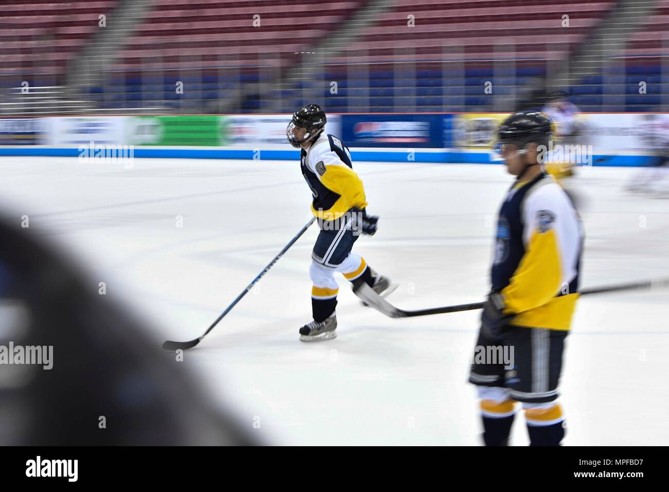 Mitglieder der Charleston Patrioten und die Charleston Enforcer spielen Hockey während der 3. jährlichen Matuskovic Charity Eishockey Spiel am North Charleston Coliseum & Performing Arts Center, Februar 18, 2017. Das Spiel wird in Erinnerung an Joe Matuskovic, Charleston County Sherriff stellvertretender gespielt, und andere Service Mitglieder und Ersthelfer, die in der Linie der Aufgabe getötet. Mitglieder der Charleston Patrioten sind von der gemeinsamen Basis Charleston, während Mitglieder der Charleston Enforcer aus dem Amt die Charleston County Sheriff's und Feuerwehr sind. Die Charleston Enforcers gewann das Spiel mit einem Endstand von 1 Stockfoto