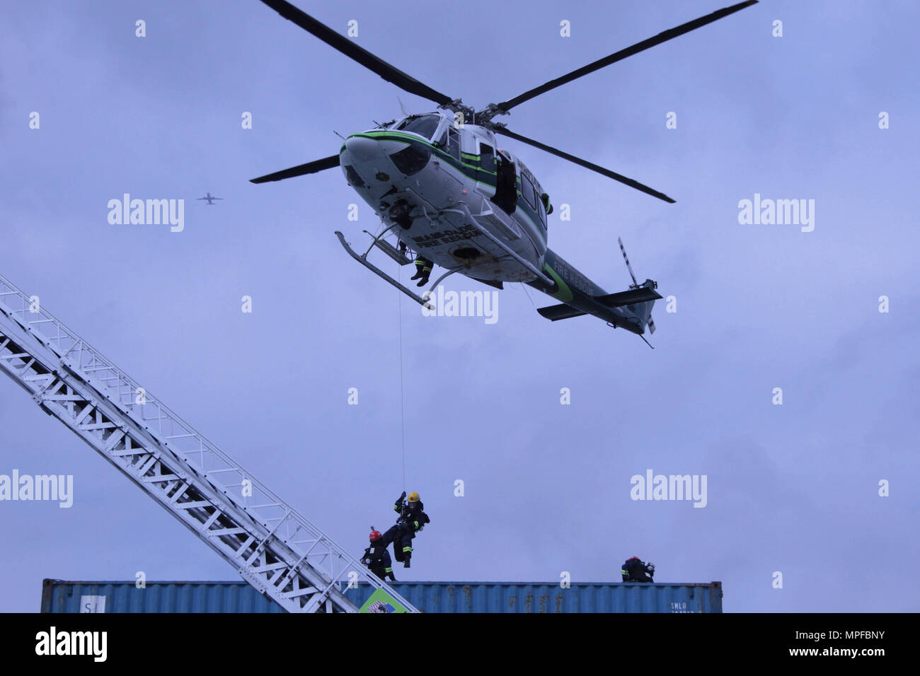 Feuerwehrmänner mit dem Miami-Dade Fire Rescue Department Antwort auf ein Szenario auf einer gemeinsamen Gefahr material Übung im Hafen von Miami, Feb 18, 2017. Die Abwehr chemischer, biologischer, radiologischer und nuklearer Response Force Übung bewirtet durch MDFR und die miami-dade Port Authority der U.S. Army Reserve 329 Unternehmen der Chemischen Industrie umfasste von Orlando, Fla., 469Th der Armee finden im Krankenwagen, von Wichita, Kan., und der Zivilgesellschaft des Florida National Guard Support Team. Stockfoto