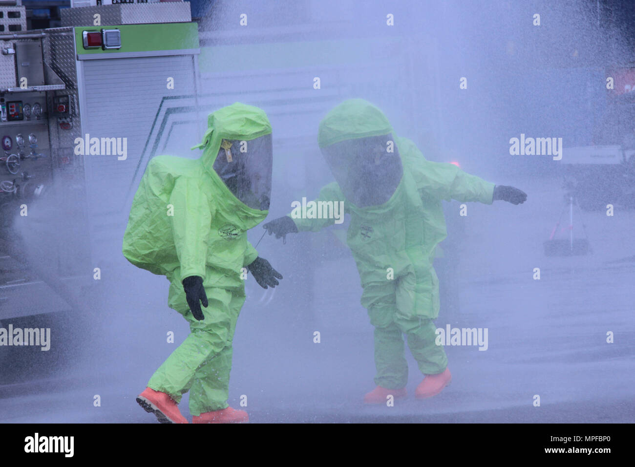 U.S. Army Reserve Soldaten der 329. Chemical Company, spülen Sie nach Durchführung einer gemeinsamen Gefahr material Übung mit der US-Armee und die miami-dade Feuerwehr Abteilung am Hafen von Miami, Feb 18, 2017. Die 329. der chemischen, biologischen, radiologischen und nuklearen (CBRN) Firma von Orlando, Fla., 469Th der Armee finden im Krankenwagen Unternehmen aus Wichita, Kan. und Florida National Guard der Zivilgesellschaft Support Team, verbrachte den Tag Training mit MDFR Feuerwehrmänner während einer Erhaltung Training übung, die zivilen Behörden und Verteidigung CBRN-Response Force, in Miami, Fla. Stockfoto
