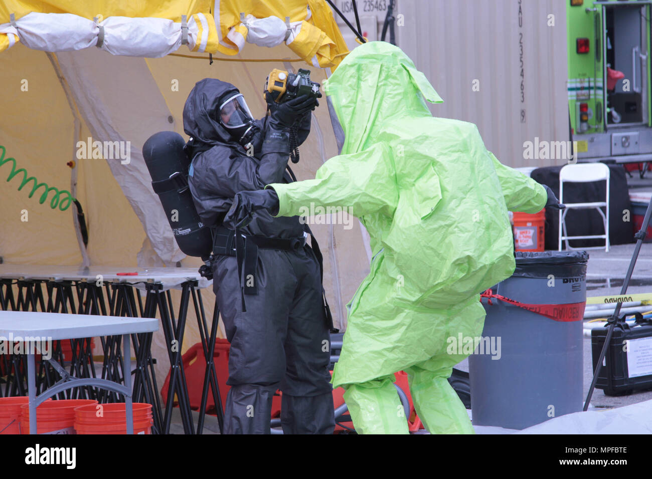 Eine Armee-reservesoldat aus der 329 chemischen, biologischen, radiologischen und nuklearen (CBRN) Unternehmen verwendet eine mehrere gas Monitor auf einen Soldaten, der von einer verseuchten Shipping Container durch die dekontaminationsplatzes zurückgekehrt ist während der gemeinsamen Ausbildung Übung mit dem Miami-Dade Fire Rescue Department (MDFR), im Hafen von Miami am Feb.18, 2017 in Miami, Fla. Die 329 CBRN-Unternehmens, von Orlando, Fla., 469Th der Armee finden im Krankenwagen, von Wichita, Kan., und der Zivilgesellschaft des Florida National Guard Support Team, verbrachte den Tag Training mit MDFR Feuerwehrmänner während einer sustainmen Stockfoto