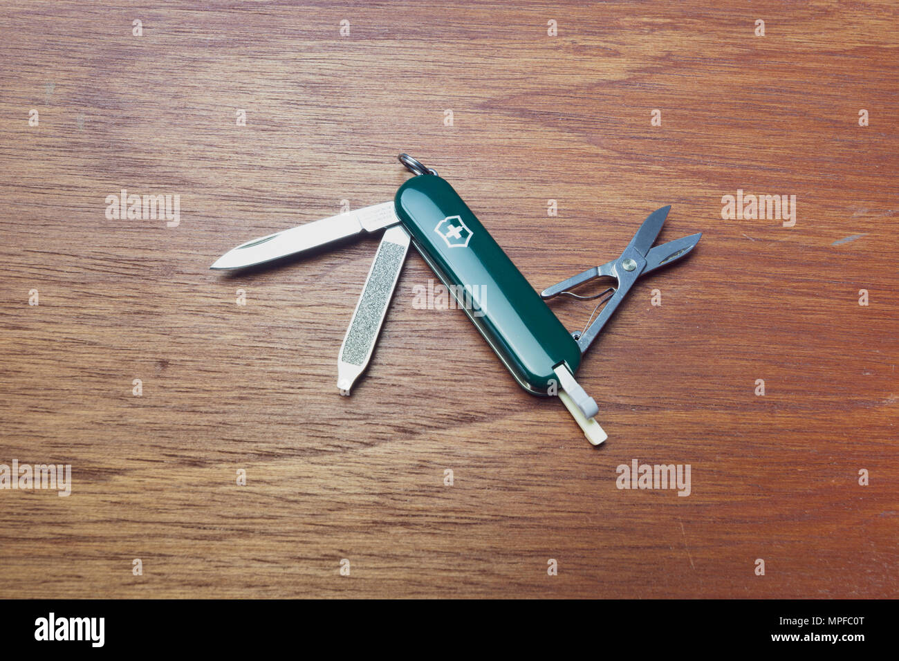 Victorinox Classic SD Taschenmesser, 6 Werkzeuge, auf hölzernen  Hintergrund, flach Stockfotografie - Alamy