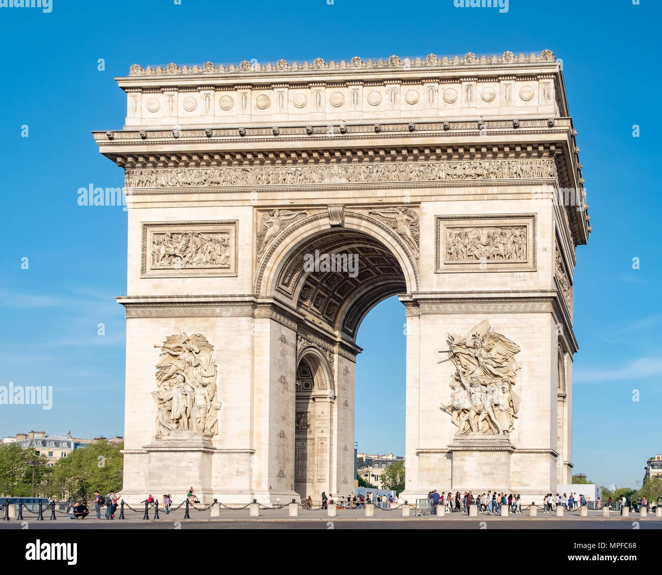 Der Arc de Triomphe de l'Etoile ist wahrscheinlich das berühmteste Denkmal in Paris. Stockfoto