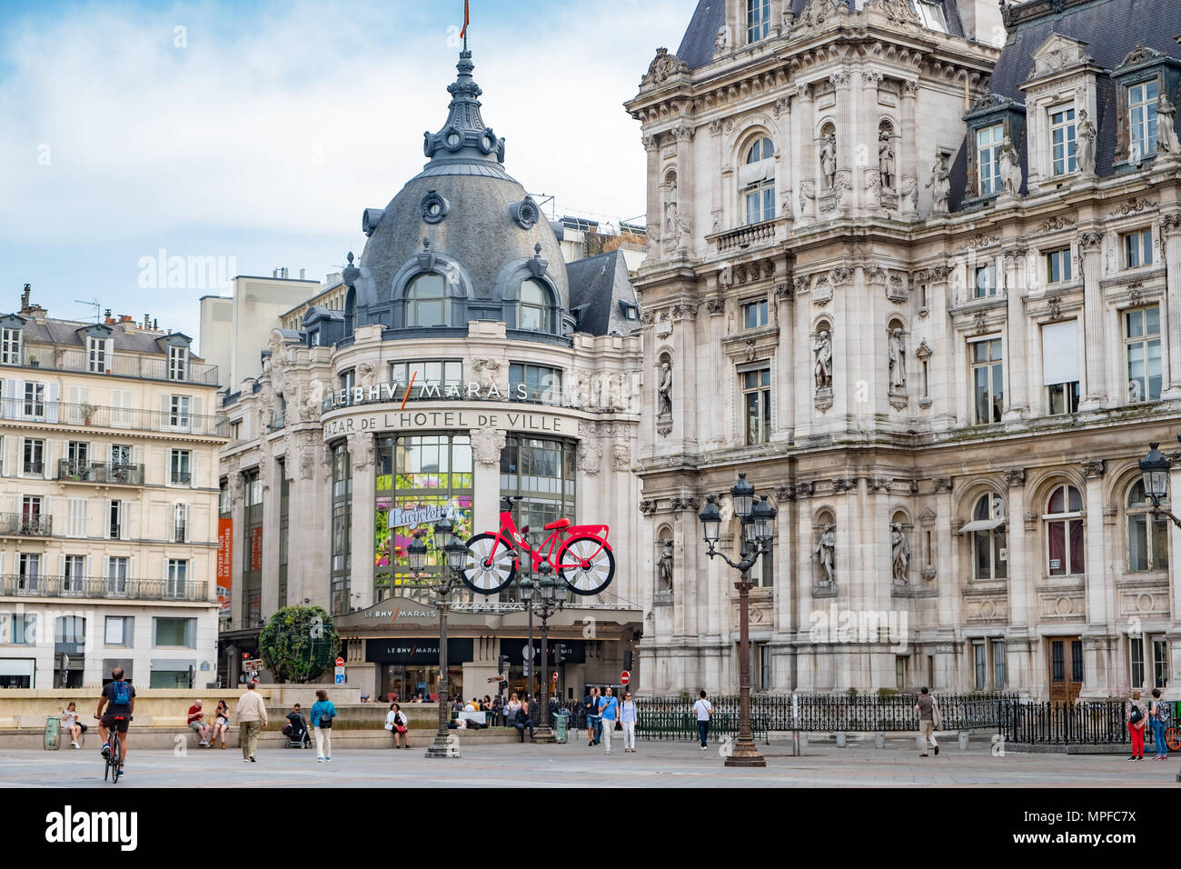 Geschäfte und Restaurants in der Nähe des Rathaus in Paris. Stockfoto