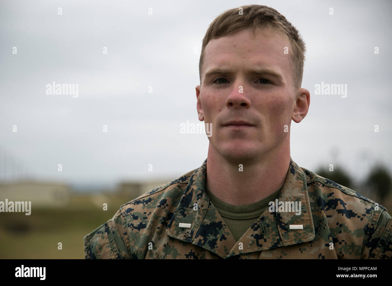 1. Lt Cory C. Hudgins, ein Scout Sniper platoon Commander mit Waffen Firma, 3d-Bataillon, 8 Marine Regiment, von Cedar Hills, Michigan, kommt an Kadena Air Base auf der Insel Okinawa, Japan, 24. Februar 2017 als Teil der Einheit Deployment Program. Marinesoldaten und Matrosen sind alle Vorwärts- in den 4 Marine Regiment, 3d Marine Division, III Marine Expeditionary Force eingesetzt. (U.S. Marine Corps Foto von Cpl. Amaia Unanue) Stockfoto