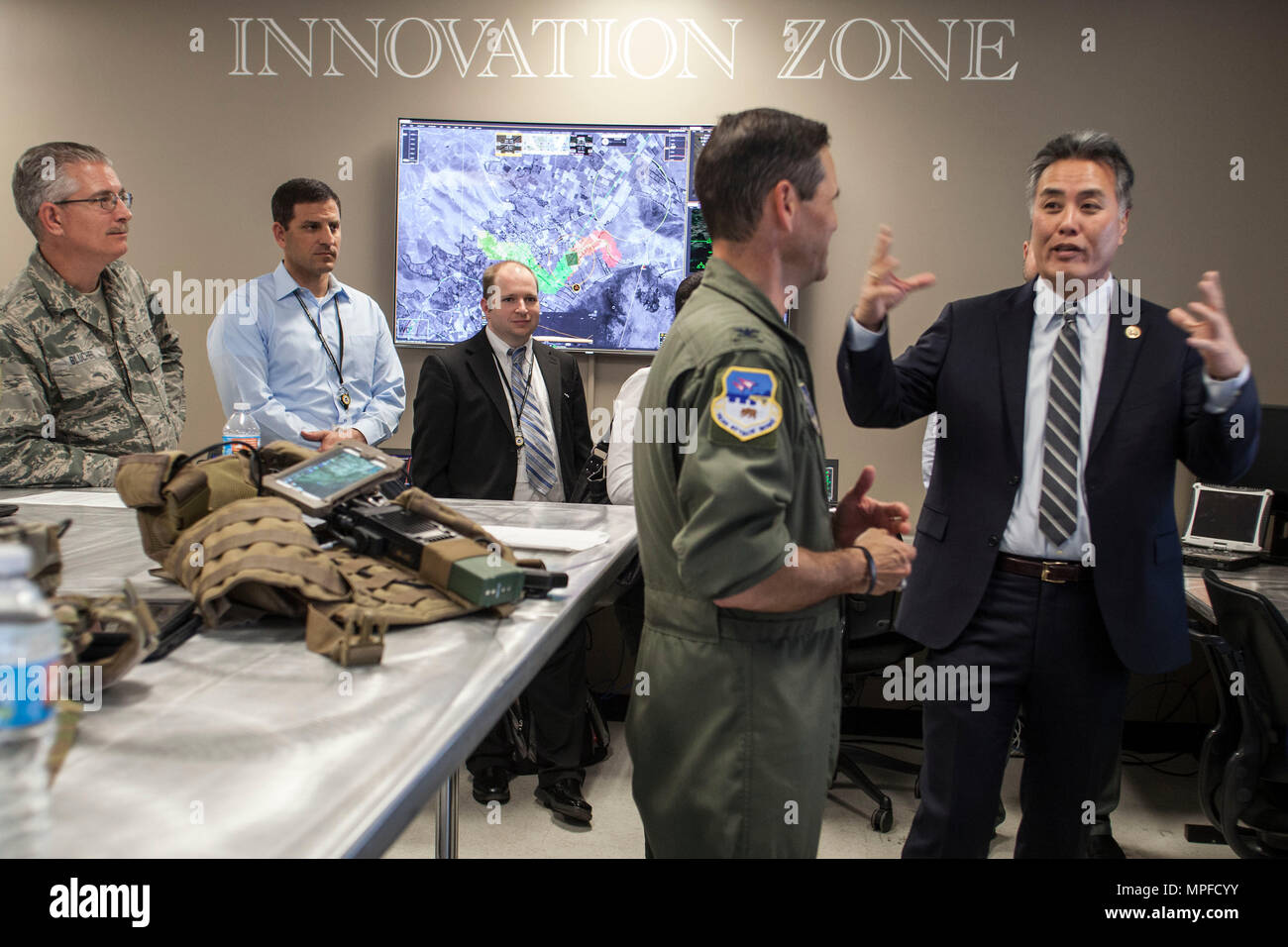 Rep. Mark Takano von Kalifornien 41 Kongreßbezirk, Recht, spricht zu 163 d Angriff Wing stellvertretender Kommandeur Oberst Keith Ward, zweiter von rechts, während einer Tournee der Flügel neue Hap Arnold Mitte Februar 23, 2017 März Air Reserve Base, Kalifornien. Die Flügel veranstaltete ein Tag - lange Innovation Showcase neue Technologien aus der Industrie Partnern zeigen und des Kongresses Vertreter mit Blick auf Möglichkeiten der Flügel ist mit innovativen Technologien und Tools in den Bundes- und Inland. (Air National Guard Foto von Airman 1st Class Crystal Housman) Stockfoto