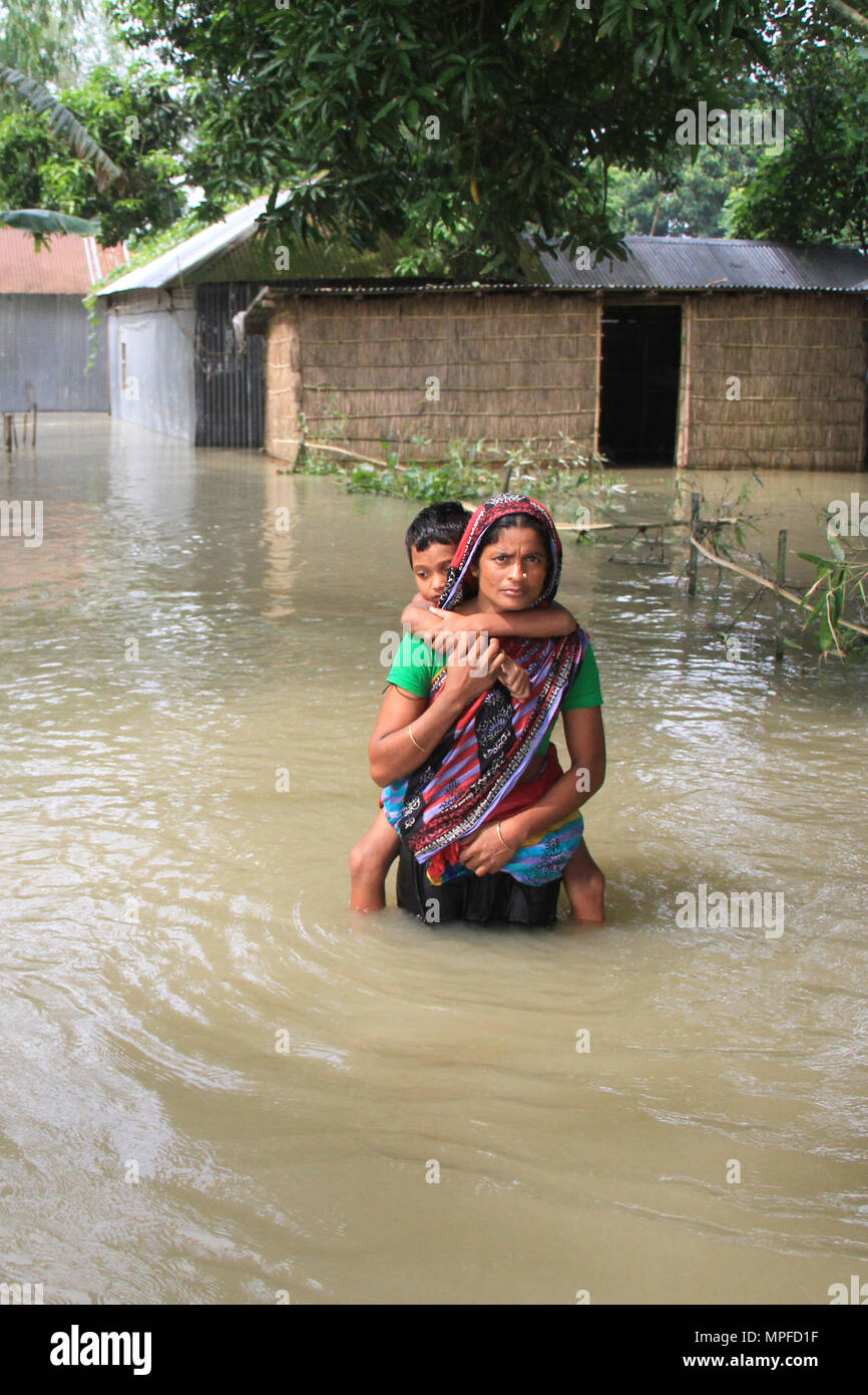 Bangladesch. Flut betroffenen Menschen in Bangladesch. Bangladesch hat jedes Jahr Hochwasser aufgrund der verheerenden Monsunregen, Flash-Flut und Anstieg der weltweiten Temperatur wie die Schmelzwasser aus dem Himalaya gelitten. Millionen Menschen sind betroffen und viele während der Flut in diesem Land getötet. Menschen leiden unter Nahrungsmittelknappheit, reines Trinkwasser, Krankheiten und viele von ihnen den Verlust ihrer Häuser, Vieh, Getreide und Sie gehen durch die katastrophale Situation während und nach dem Hochwasser. © REHMAN Asad/Alamy Stock Foto Stockfoto