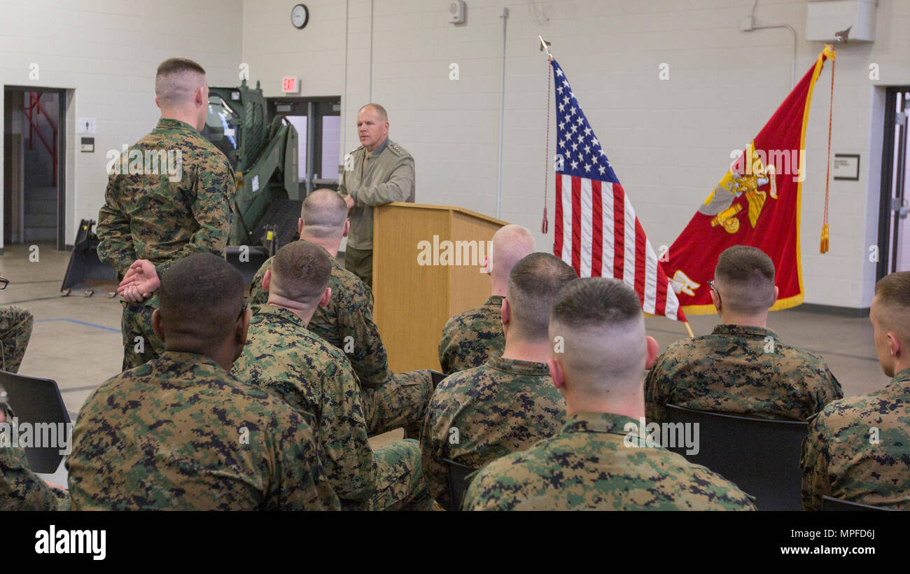 Kommandant des Marine Corps Gen. Robert B. Neller spricht mit Marines und Soldaten finden Training Center South Bend in South Bend, Ind., 24.02.2017. Neller sprach über seine neueste Nachricht an die Kraft, sowie beantwortet Fragen aus dem Publikum. (U.S. Marine Corps Foto von Cpl. Samantha K. Braun) Stockfoto