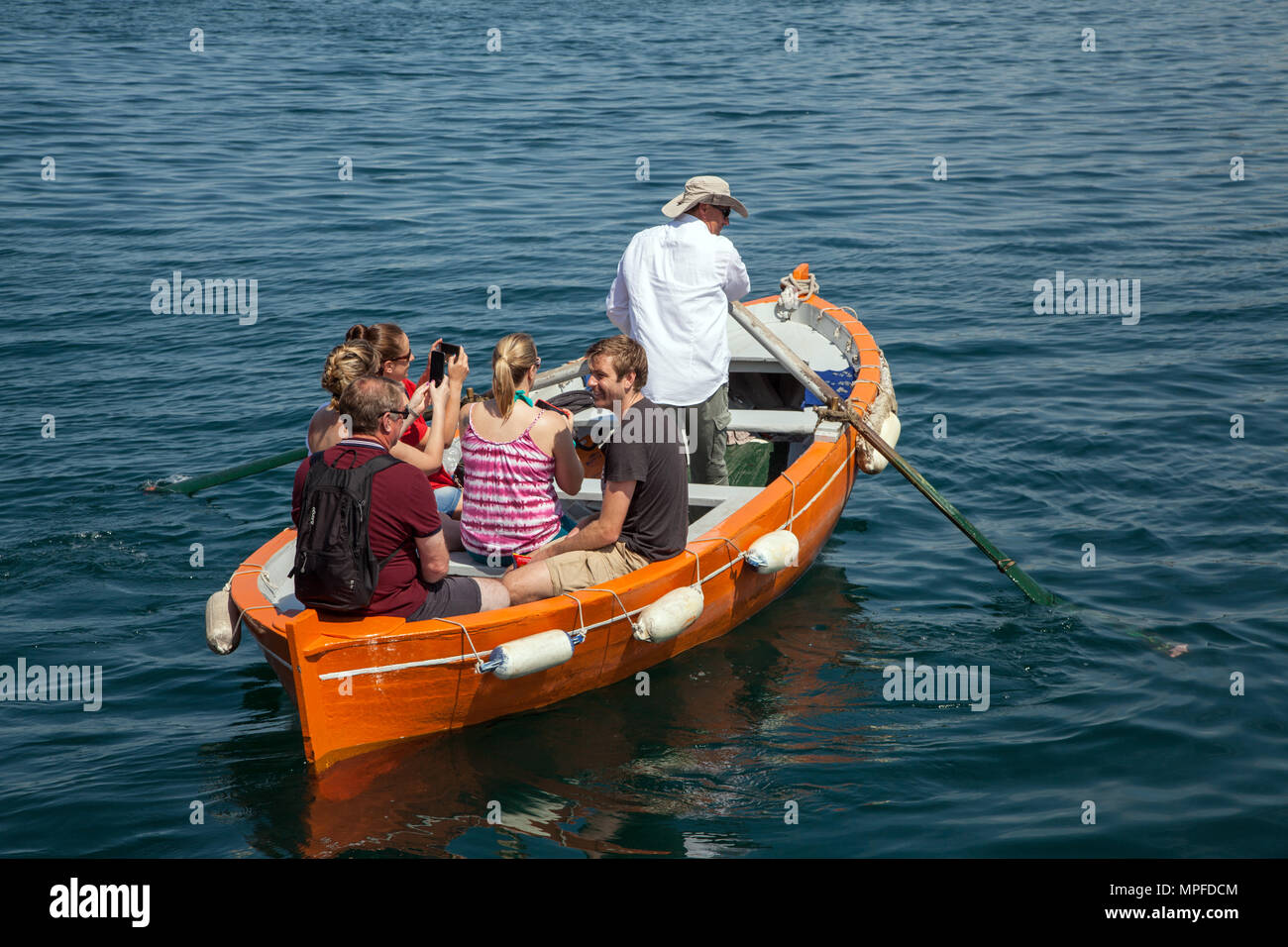 Fährmann rudern Touristen und Urlauber über die jazine Hafen in einem Ruderboot in die kroatische Hafenstadt Zadar Kroatien Stockfoto