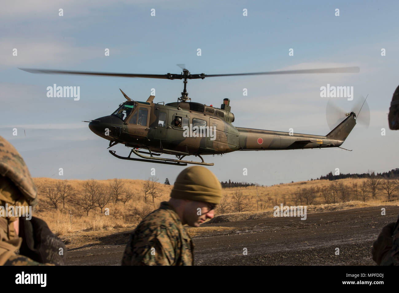 Eine Bell UH-1 Iroquois bereitet bei einem Unfall Evakuierungsübung in der Hijudai Manöver, Japan, zu landen, Feb.25, 2017. Us-Marines und Matrosen an der Artillerie relocation Training Programm rechtzeitige und genaue Brände zu stellen militärische beruflichen Spezialgebiet Fähigkeiten, Zug Marines/Matrosen in gemeinsamen Fähigkeiten zu erhalten, und professionelle militärische Ausbildung für das allgemeine Ziel der Verbesserung der Bekämpfung der Betriebsbereitschaft und internationale Beziehungen zu fördern. (U.S. Marine Corps Foto von MCIPAC bekämpfen Kamera Lance Cpl. Christian J. Robertson) Stockfoto