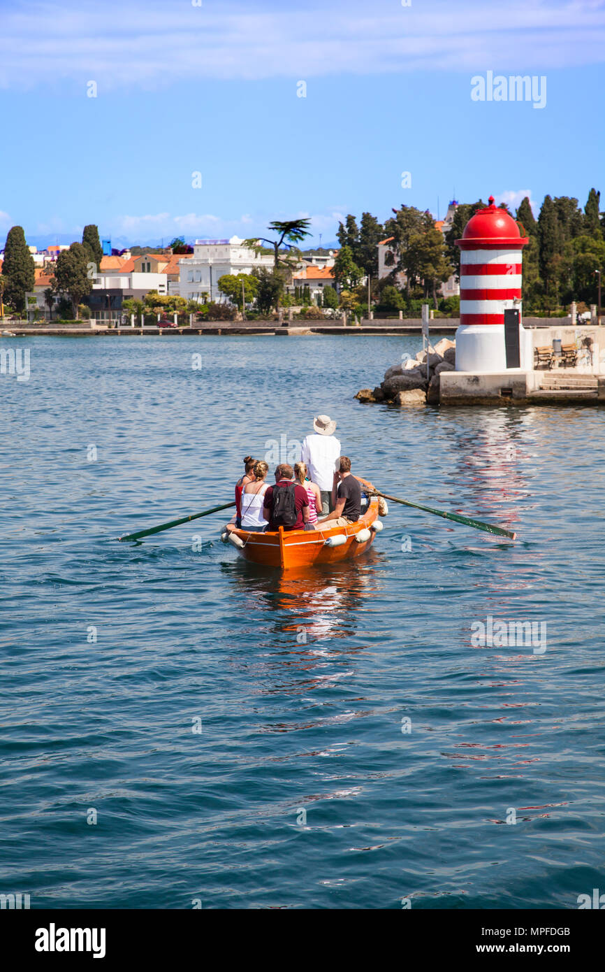 Fährmann rudern Touristen und Urlauber über die jazine Hafen in einem Ruderboot in die kroatische Hafenstadt Zadar Kroatien Stockfoto