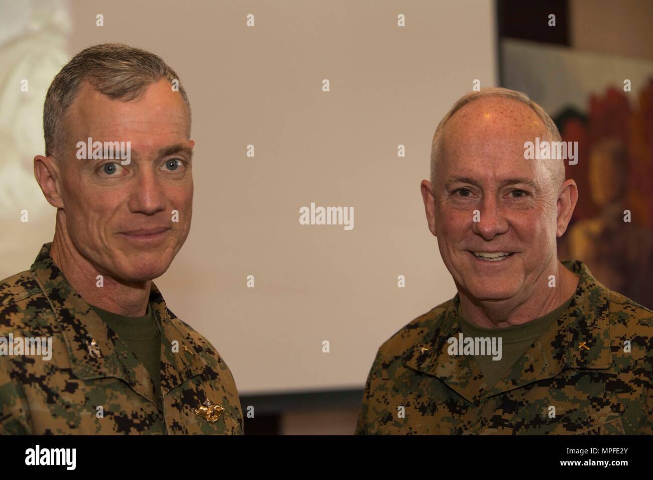 Us-Marine Kapitän Dwight Horn, Links, 3rd Marine Division Kaplan, und Konteradmiral Brent W. Scott, Kaplan des Marine Corps, posieren für ein Foto auf einem Treffen der Seelsorger am Blinder Memorial Chapel auf Camp Pendleton, Calif., Feb 23, 2017. (U.S. Marine Corps Foto von Lance Cpl. Megan E. Brown) Stockfoto