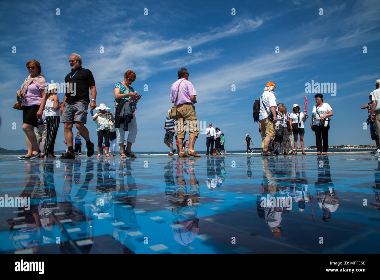 Urlaubern und Touristen stehen auf dem photovolt Installation, das Denkmal für die Sonne im Hafen von Zadar Kroatien Stockfoto