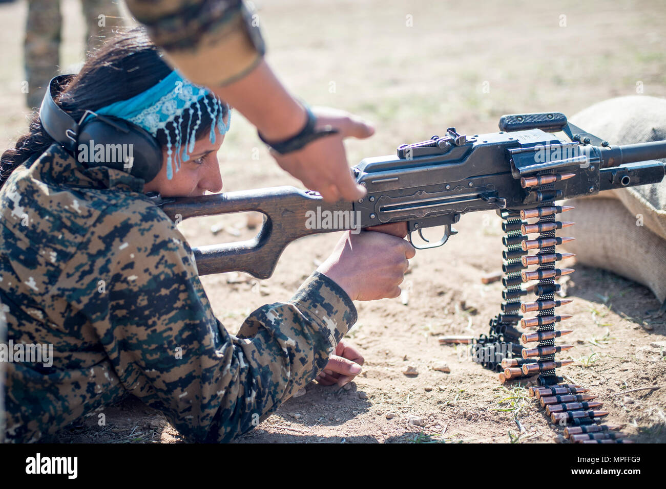 Eine lokale weibliche Manbij militärischen Rat trainee feuert eine 7,62 mm PK Maschinengewehr während Treffsicherheit Ausbildung Feb.21, 2017 in Sanaa Training Center im Nordwesten von Syrien. Die Anweisung wird 20 Tage lang zu gehören grundlegende Rifle marksmanship und Squad level Waffen und Bewegungstechniken. Dies ist der erste Zyklus der Frauen zu Absolvent und die MMC. Der Kurs wird von Special Operations Joint Task Force - inhärenten Trainer Lösen verwaltet. (U.S. Armee Foto von Master Sgt. Markieren Burrell) Stockfoto