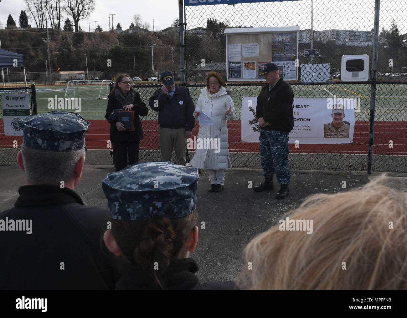 170224-N-LQ 926-012 Everett, Washington (Feb. 24, 2017) Laurie und John Finlayson, Mitglieder der Lion Heart Helden Stiftung, sprechen während einer automatisierten externen Defibrillator Einweihung an der Naval Station Everett Leichtathletik. Zu Ehren von Lance Cpl. David Finlayson, der im Alter von 25 Jahren an plötzlichem Herzstillstand während fünf - Meile Training mit seinem Bataillon in Hawaii run starb, der Lion Heart Helden will die Stiftung Gesundheit des Herzens in der militärischen Gemeinschaft zu fördern. (U.S. Marine Foto von Mass Communication Specialist 2. Klasse Alex Van't Leven/Freigegeben) Stockfoto