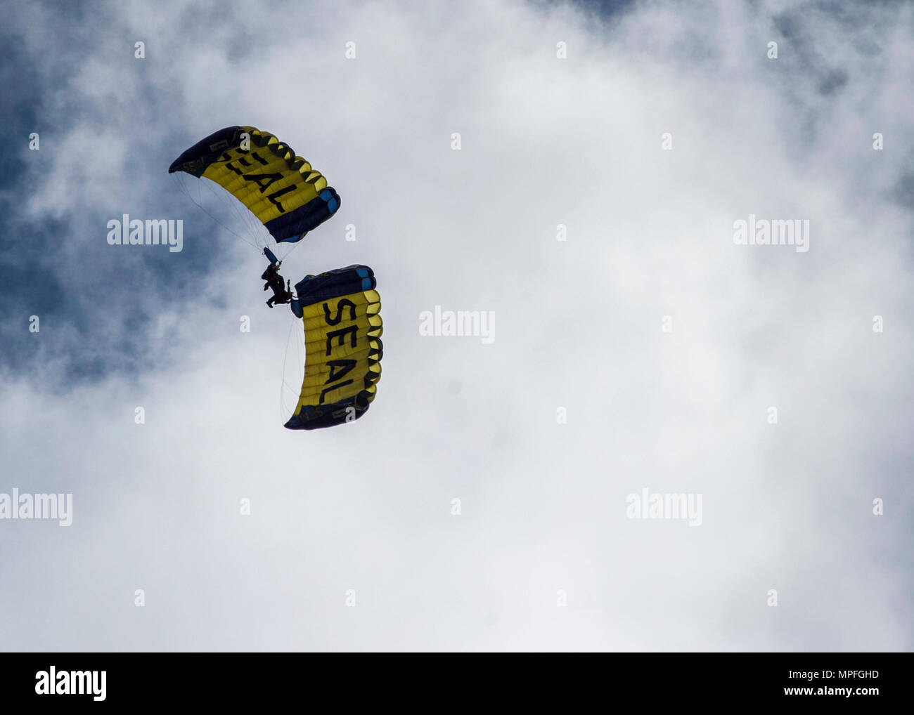 170224-N-BK384-058 SEMMES, Ala (24. Februar 2017) Mitglieder der US-Navy-Fallschirm-Team "The Leap Frogs" durchführen eine Seite-Ebene während einer Demonstration Fallschirmspringen über Mary G. Montgomery High School, während Marine Woche Mobile. Das Marine-Wochen-Programm dient als die Marine wichtigsten aufsuchende Aufwand in Gebieten des Landes, ohne eine starke Marine Präsenz. (Foto: U.S. Navy mass Communication Specialist 3. Klasse Justin A. Schoenberger/freigegeben) Stockfoto