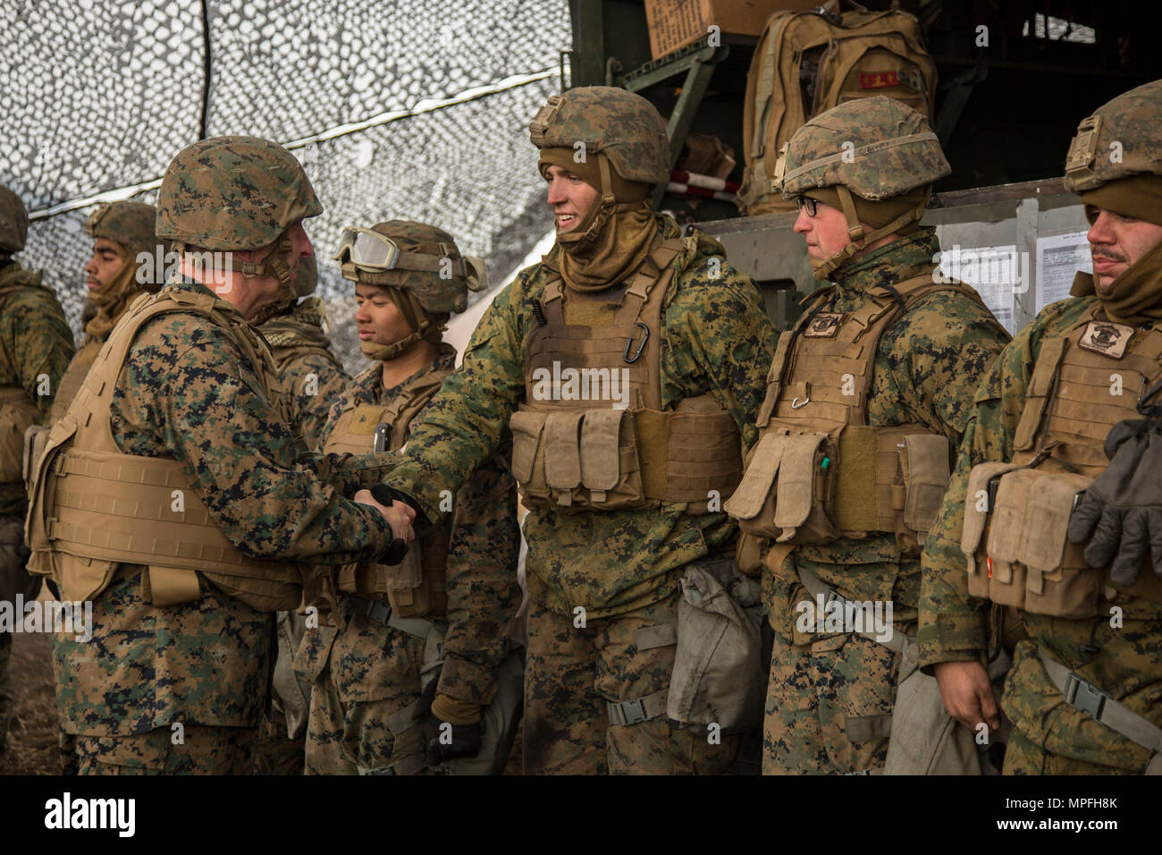 Us Marine Corps Generalmajor Charles Chiarotti, einem stellvertretenden Kommandant mit United States Forces Japan, grüßt Marines auf der Pistole Linie in der Hijudai Manöver, Japan, 6. März 2017. Marinesoldaten und Matrosen an der Artillerie relocation Training Programm rechtzeitige und genaue Brände zu stellen militärische beruflichen Spezialgebiet Fähigkeiten, Zug Marines/Matrosen in gemeinsamen Fähigkeiten zu erhalten, und professionelle militärische Ausbildung für das allgemeine Ziel der Verbesserung der Bekämpfung der Betriebsbereitschaft und internationale Beziehungen zu fördern. (U.S. Marine Corps Foto von MCIPAC bekämpfen Kamera Lance Cpl. Christian J. Stockfoto