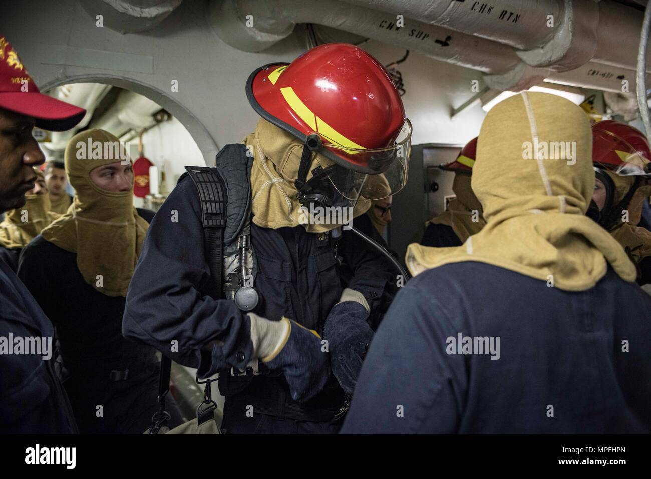 170301-N-JH 384-005 Norfolk, VA (1. März 2017) Segler don Brandbekämpfung Ausrüstung während der Übungen an Bord der Flugzeugträger USS Dwight D. Eisenhower (CVN 69) (IKE). Ike ist derzeit pier Seite während der lebenserhaltung Phase des optimierten Flotte Notfallplan (OFRP). (U.S. Marine Foto von Mass Communication Specialist 3. Klasse Julio Martinez) Stockfoto