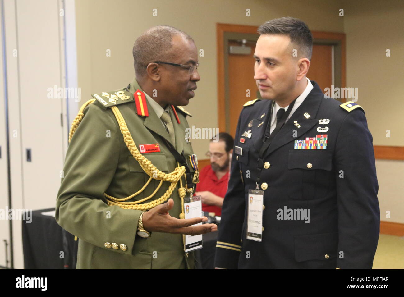 Brig. Gen. Richard Karemire, MoDVA/UPDF Sprecher aus Uganda, Gespräche mit lt Col Hector Montemayor, US-Armee Afrika Branch Chief der Internationalen Beziehungen, Sprechen während des Tages eine der Afrikanische Alumni Symposium bei der US-Armee Erbe und Education Center in Carlisle, Pa, 6. März 2017. AAS 17 erleichtert den Dialog und die Beziehungen, die die Interoperabilität unter afrikanischen regionalen und internationalen Sicherheitskräfte zu gewalttätigen extremistischen Organisationen (VEOs) über die Grenzen hinweg bekämpfen. Internationale militärische Zusammenarbeit stärkt die regionale - und letztlich globale - Frieden und Sicherheit. (U.S. Armee Stockfoto