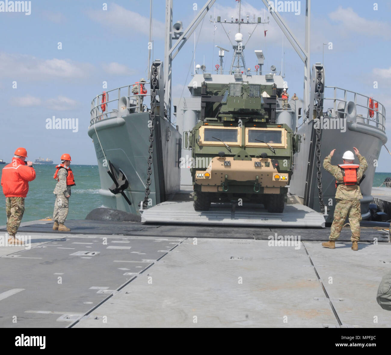 POHANG, Südkorea - A Marine Marine Air Control-Bataillon 4, befestigt wartet auf dem Trident-Pier, taktische Fahrzeuge von einem Landing Craft Utility 2020 Schiff während der Operation Pazifik erreichen 2017 in Pohang, Südkorea, April 10 zu verlagern. Service-Mitglieder aus der Army, Navy und Marines kamen zusammen, um die kombinierte gemeinsame Übung teilnehmen, die Logistik Over-the-Shore, Binnenschifffahrts- und Air Terminal Versorgungsstelle Fähigkeiten getestet. Stockfoto