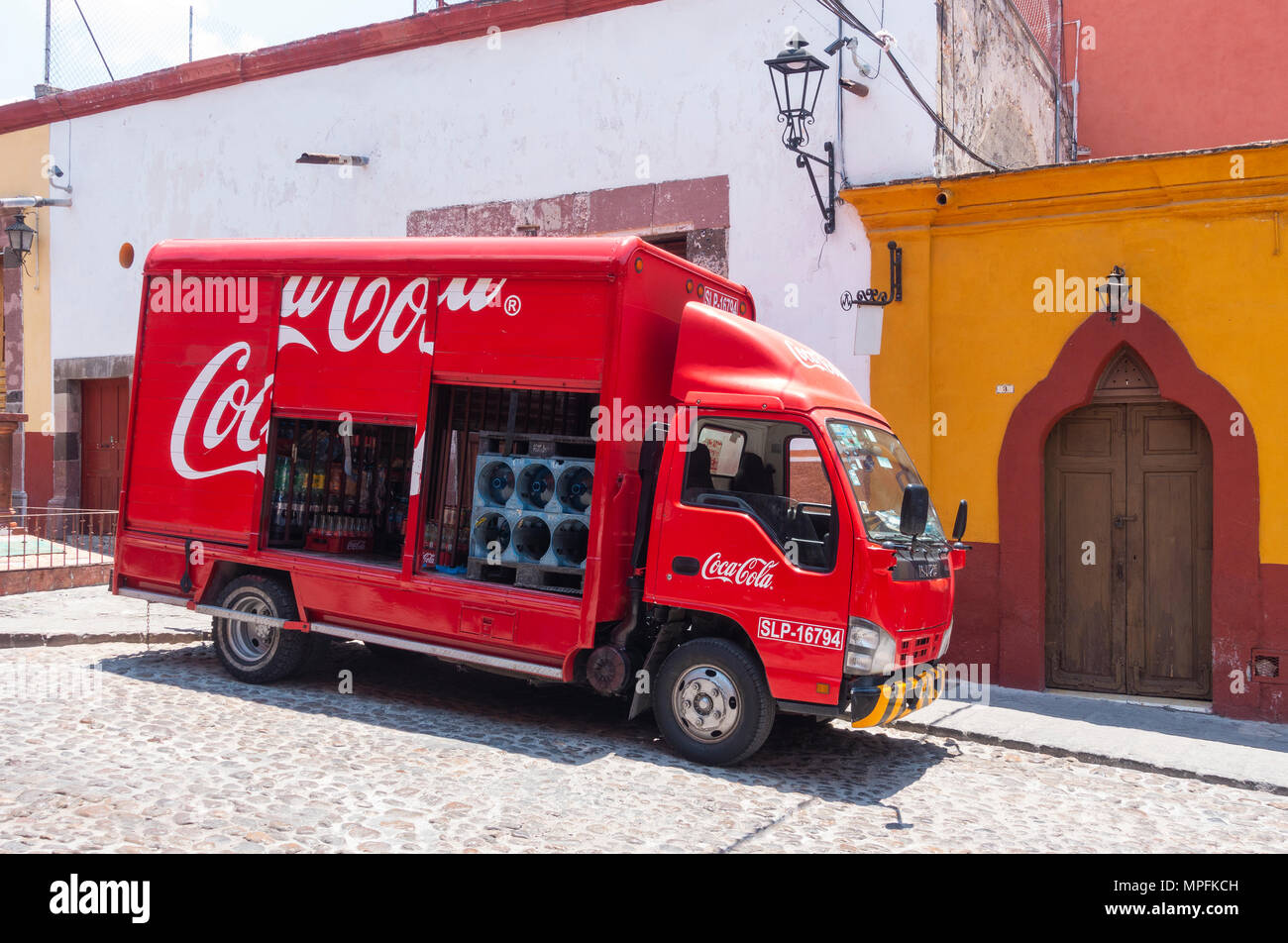 Coca Cola LKW, der eine Lieferung auf einer Straße in San Miguel de Allende, Mexiko Stockfoto
