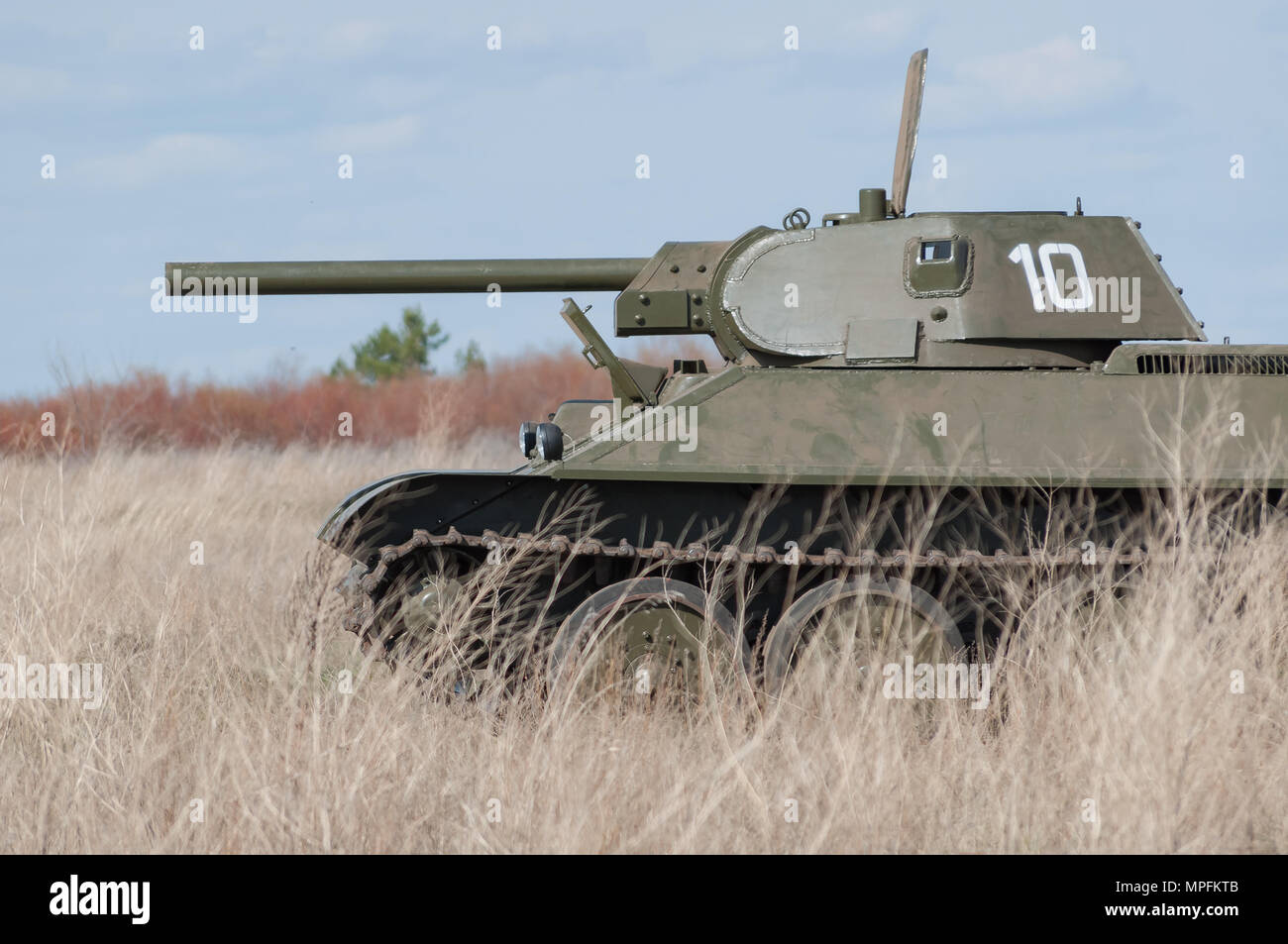 2018-04-30 Die Samara, Russland. Sowjetischer Panzer Modell T-34. auf dem Schlachtfeld. Wiederaufbau der Kampfhandlungen im April 1945. Stockfoto