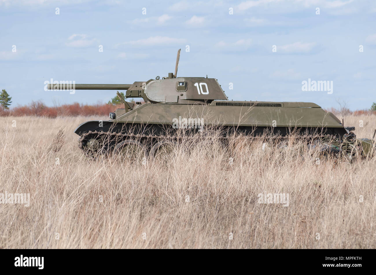 2018-04-30 Die Samara, Russland. Sowjetischer Panzer Modell T -34-76. auf dem Schlachtfeld. Wiederaufbau der Kampfhandlungen im April 1945. Stockfoto