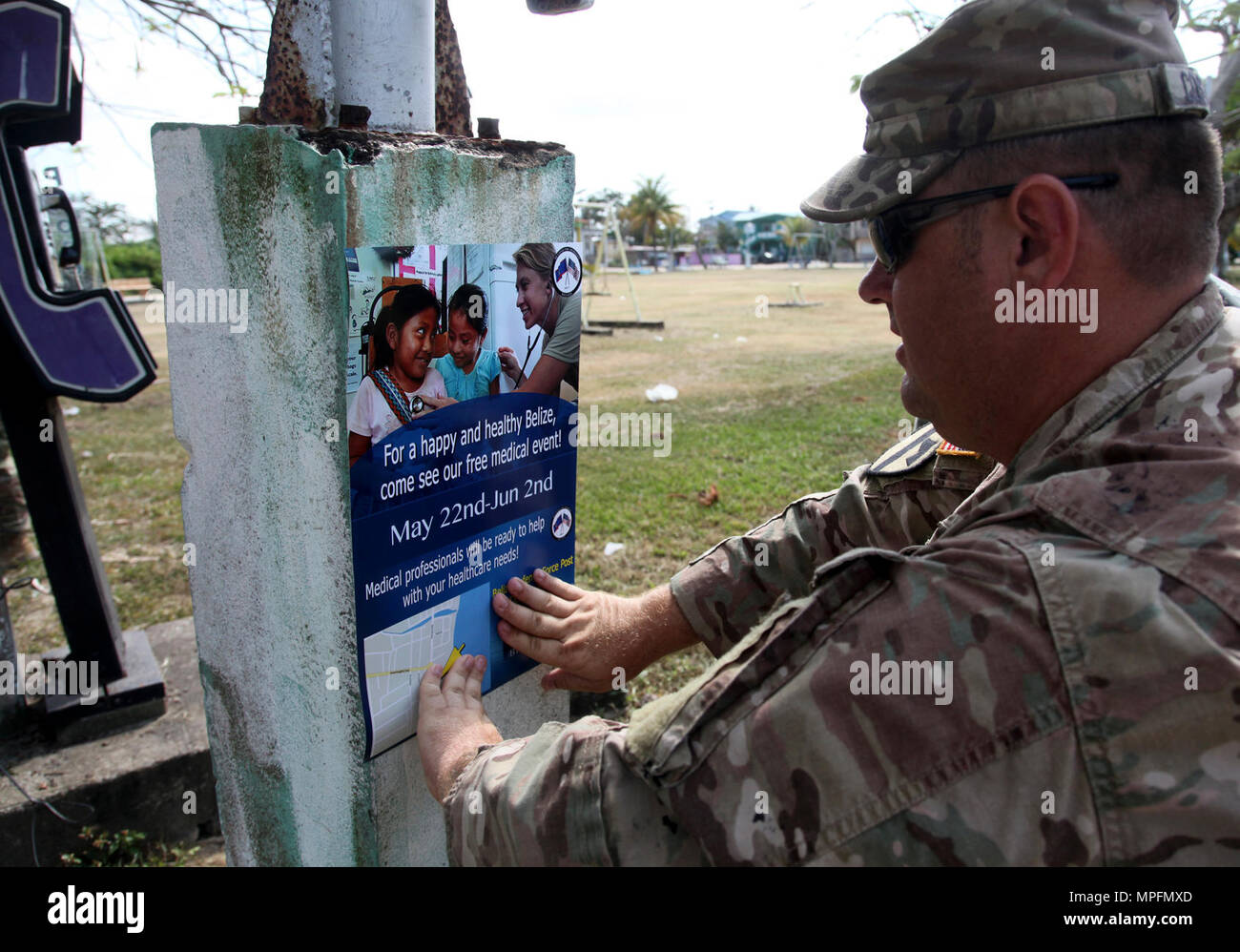 Sgt. 1. Klasse Marty Costello von 344 Psychologische Operationen Unternehmen, eine Armee behält sich Einheit aus San Antonio, Texas Beiträge Informationen außerhalb eines lokalen Park in Dangriga, Belize, um sicherzustellen, dass sie für medizinische Dienstleistungen Event April 10, 2017. Er ist auch die Bereitstellung von Informationen über über den Horizont 2017. Über den Horizont hinaus ist ein US Southern Command - geförderte, Armee südlich-led-Übung für humanitäre und technische Dienstleistungen für die Gemeinschaften in der Notwendigkeit, die Unterstützung der USA für Belize zur Verfügung zu stellen. Stockfoto