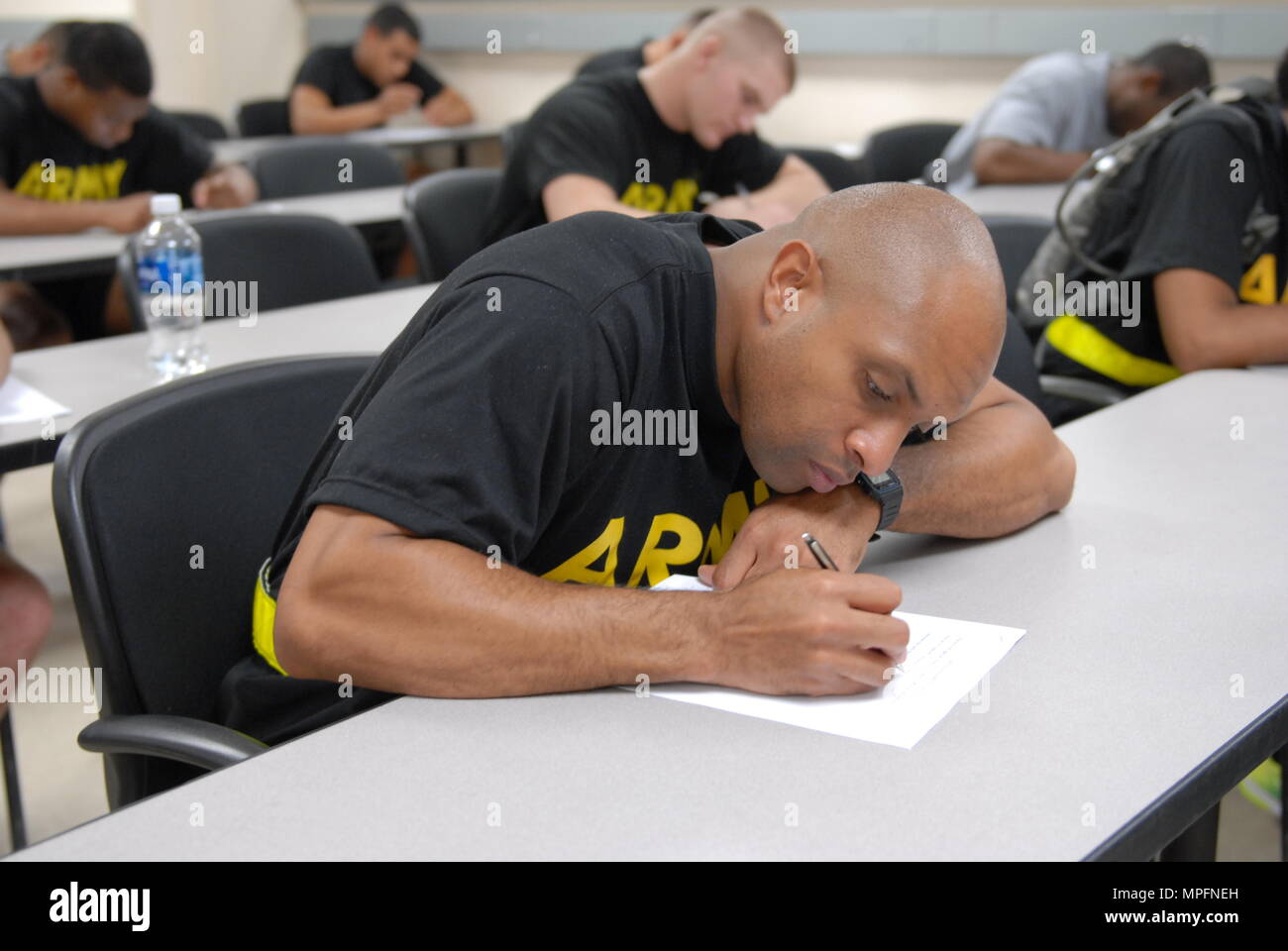 Sgt. 1. Klasse Billy Wilson II, 7303Rd medizinische Schulung Support Bn zugeordnet. in Fort Gordon, Georgien nimmt den schriftlichen Test am 1. März Wilson ist einer von sechs Soldaten der Armee finden Medizinische Befehl, die am 1. März, vorbereitet Im Befehl konkurrieren besten Krieger Wettbewerb für 2017 1-5 März gehalten an das geistige Zentrum des Manövers Kraft - Fort Benning, Georgia. Die besten Krieger der Wettbewerb würdigt Engagement für die Soldaten der Armee Werte zeigen, die Warrior Ethos verkörpern und die Kraft der Zukunft dar. Stockfoto