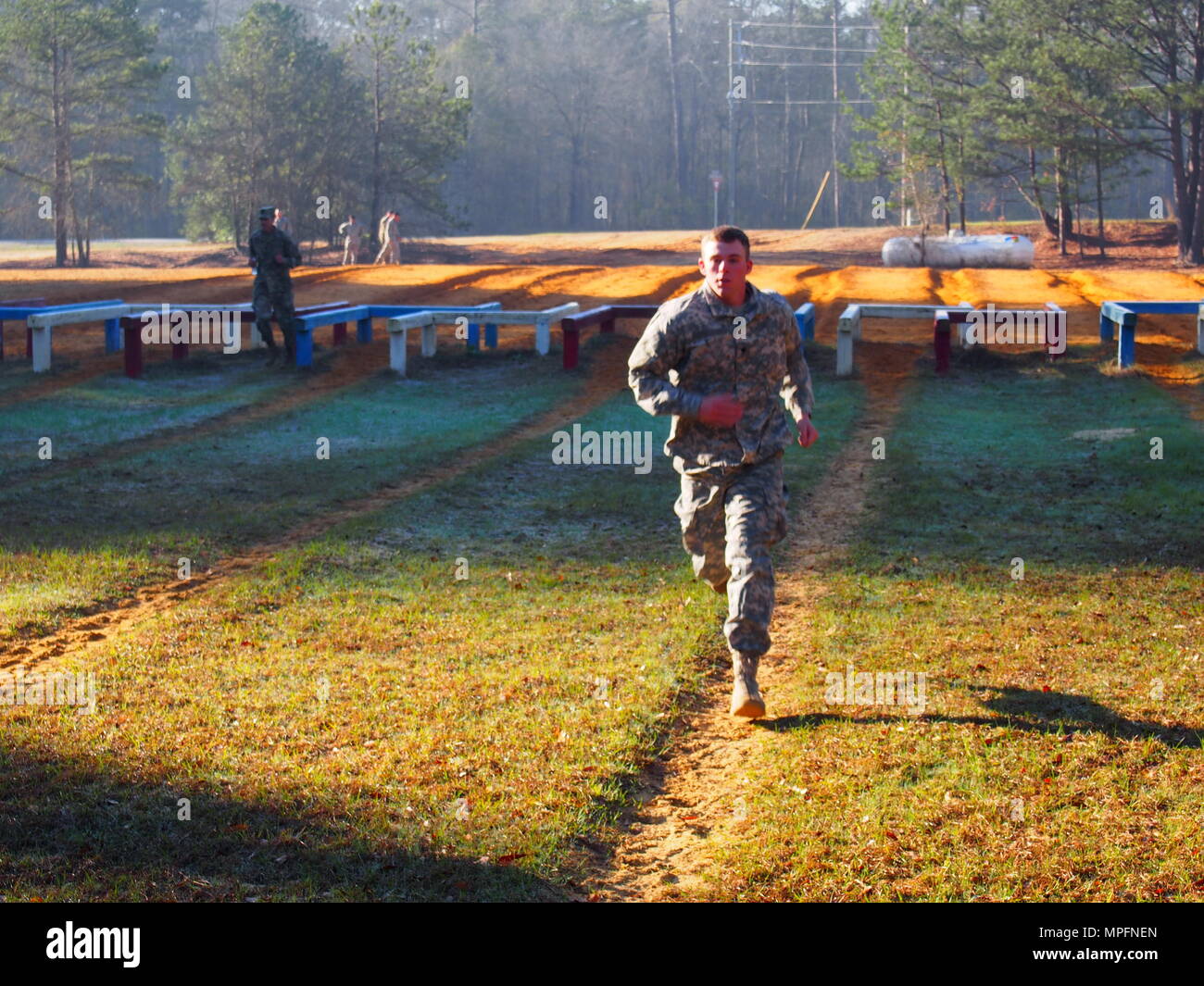 Sechs Soldaten der Armee finden Medizinische Befehl und 12 Soldaten der 3. Medizinischen Befehl (Deployment Support) konkurrieren, die auf dem Vertrauen Kurs auf Mar.4 als Teil des Befehls-Ebene am besten Krieger Wettbewerb 2017 1-5 März gehalten an das geistige Zentrum des Manövers Kraft - Fort Benning, Georgia. Die besten Krieger der Wettbewerb würdigt Engagement für die Soldaten der Armee Werte zeigen, die Warrior Ethos verkörpern und die Kraft der Zukunft dar. Foto von Maj. Nathan Devoe, U.S. Army Reserve genommen Stockfoto