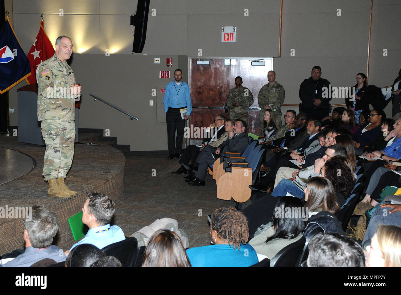 Gen. Gus Perna, kommandierender General der US Army Material Command, Adressen Element Manager von tacom Life Cycle Management Command's Integrated Logistics Support Center während ein Town Hall Meeting März 7, 2017 auf der Detroit Arsenal. Foto von Greg Pici Stockfoto