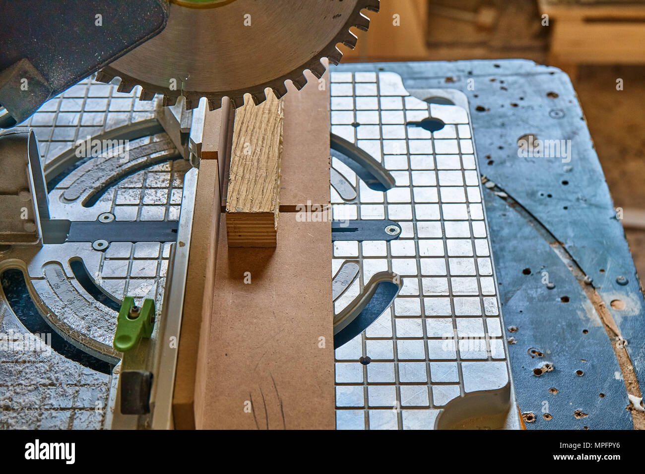 Nahaufnahme Gehrungsäge für Holzbearbeitung und Metall Stockfoto