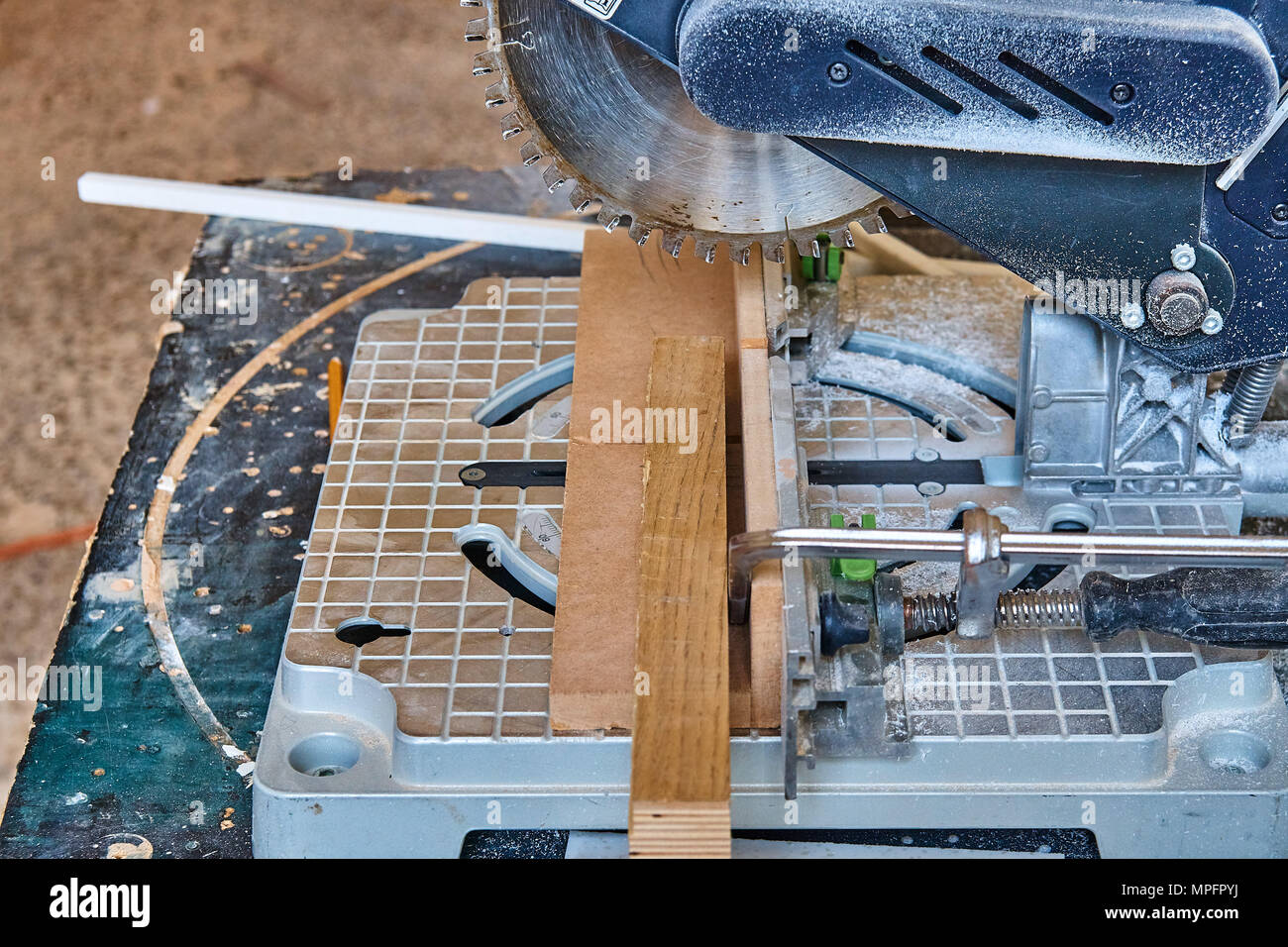 Nahaufnahme Gehrungsäge für Holzbearbeitung und Metall Stockfoto