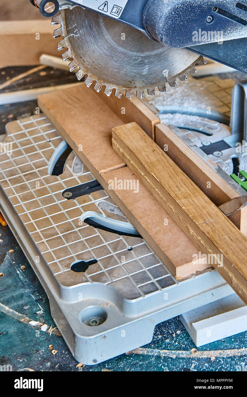 Nahaufnahme Gehrungsäge für Holzbearbeitung und Metall Stockfoto