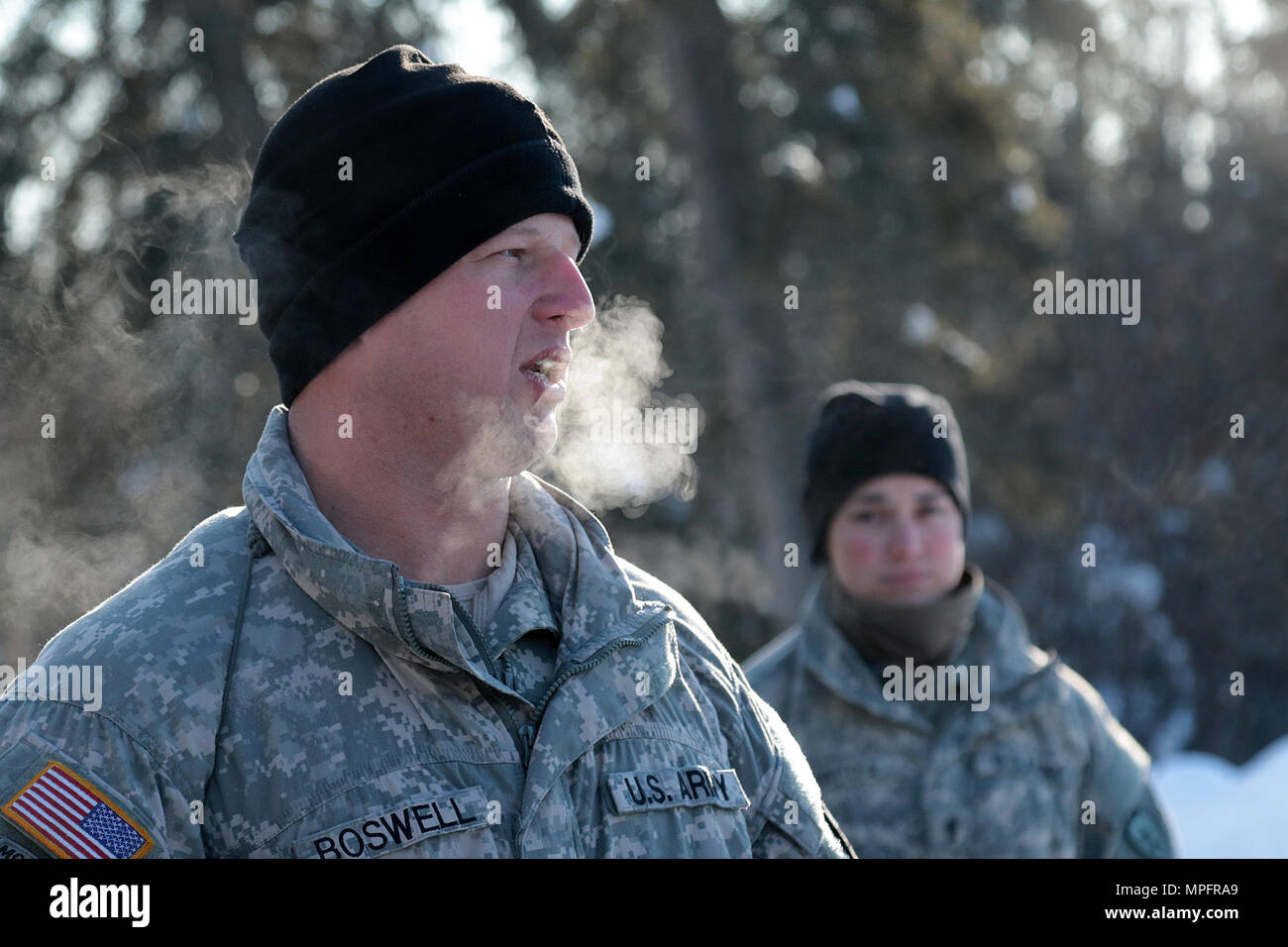 Staff Sgt. Daniel Boswell erklärt die skijouring Ereignis für die US-Armee Alaska Winter Spiele am Fort Wainwright, Alaska, 9. März 2017. Veranstaltungen in diesem Jahr gehören Downhill Ski Racing, live-fire biathlon Range, Stress schießen, land Navigation, Skijöring, Einrichten der Arktis 10-Mann Zelt und Herd richtig, und die Bewertung und Behandlung von einem Unfall in der extremen Kälte. Als Amerika's Arctic Krieger und Experten der US-Armee in Überlebenden, Betrieb, kämpfen und gewinnen in extrem kalten Wetter und Höhenlage Umgebungen, alle Fertigkeiten, die während der Spiele getestet sind kritisch für alle USARAK Soldi Stockfoto