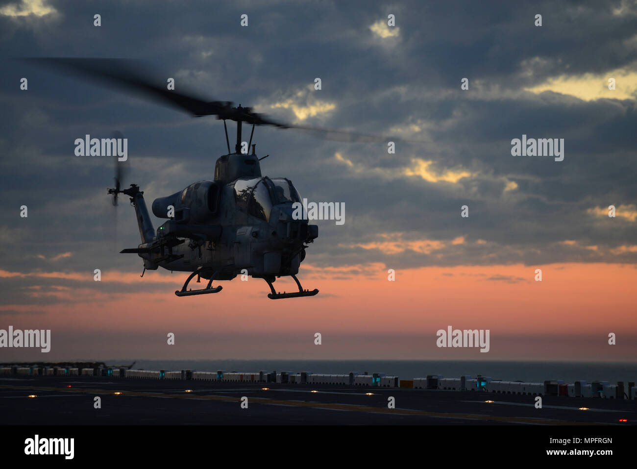 Atlantik (8. März 2017) - Ein AH-1W SuperCobra, angeschlossen an Marine Light Attack Helicopter Squadron 167 (HMLA-167), zieht aus der Flight Deck der Amphibisches Schiff USS Iwo Jima (LHD7). Das Schiff ist unterwegs eine Reihe von Qualifikationen und Zertifizierungen als Teil des grundlegenden Phase der Ausbildung in Vorbereitung auf die künftige Operationen und Bereitstellungen. (U.S. Marine Foto von Mass Communication Specialist 2. Klasse Andrew Murray/Freigegeben) Stockfoto