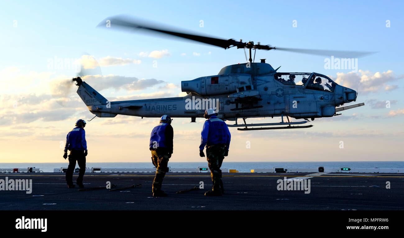 Atlantik (8. März 2017) - Ein AH-1W SuperCobra an Marine Light Attack Helicopter Squadron 167 (HMLA-167) zieht aus dem Flugdeck der Amphibisches Schiff USS Iwo Jima (LHD7). Das Schiff ist unterwegs eine Reihe von Qualifikationen und Zertifizierungen als Teil des grundlegenden Phase der Ausbildung in Vorbereitung auf die künftige Operationen und Bereitstellungen. (U.S. Marine Foto von Mass Communication Specialist 3. Klasse Jess E. Toner/Freigegeben) Stockfoto