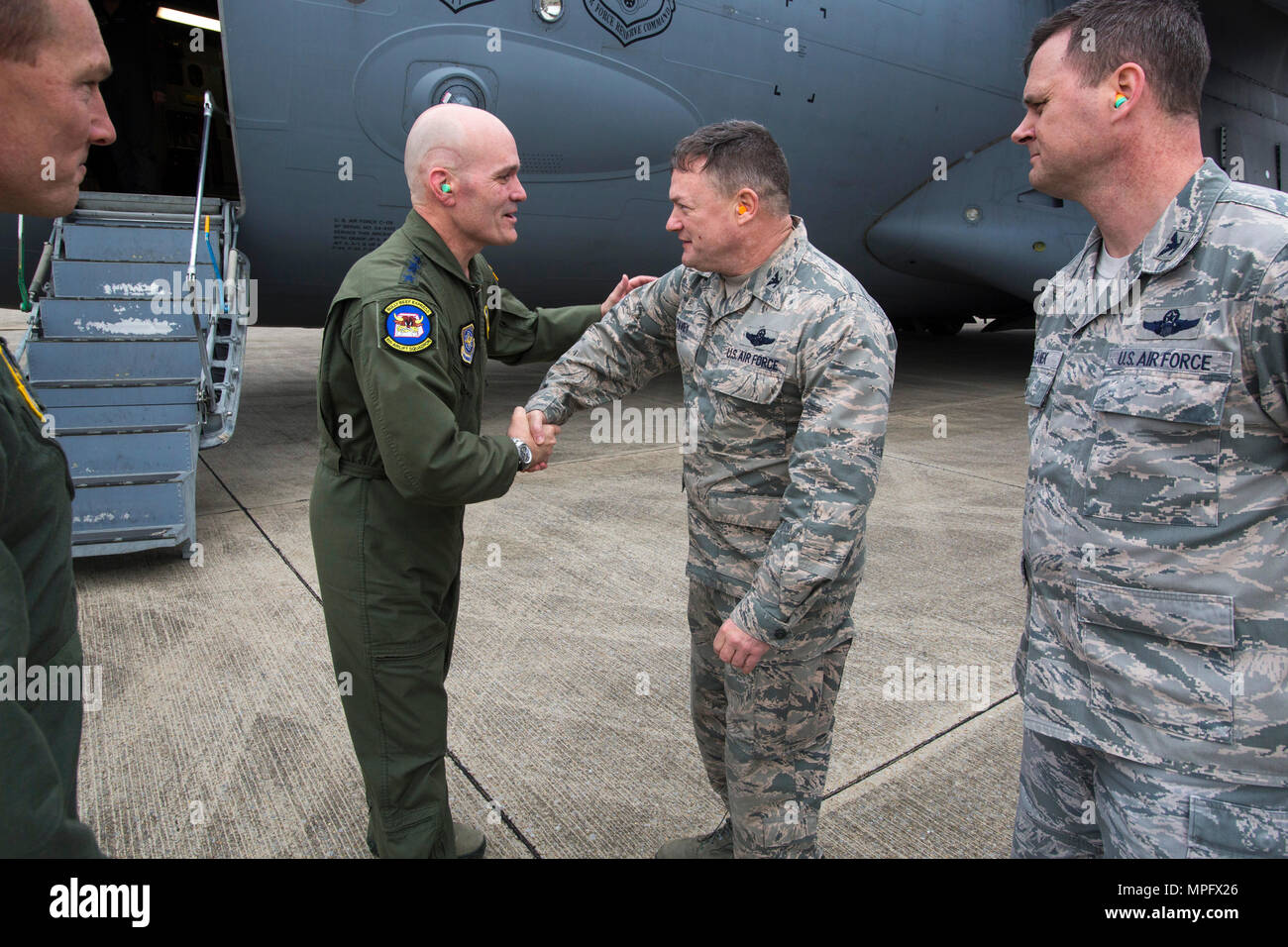 Oberst David S. Pavey, zweiter von rechts, 514Th Air Mobility Wing Commander, grüßt Gen. Carlton D. Everhart II, zweiter von links, Air Mobility Command Commander, an der Bekämpfung der Readiness Training Center in Gulfport, Mississippi, 8. März 2017. In der Nähe von 700 AMC-Flieger von der 514th Air Mobility Wing, 305Th Air Mobility Wing, 87th Air Base Wing und die 621St Contingency Response Wing an Joint Base Mc Guire-Dix - Lakehurst, New Jersey, beteiligen sich an der Mobilisierung übung Reaktion auf Krisen 2017. Das primäre Ziel dieser Übung ist es für die vier Flügel in ein streng Ort Bereitstellen und Einrichten und Stockfoto