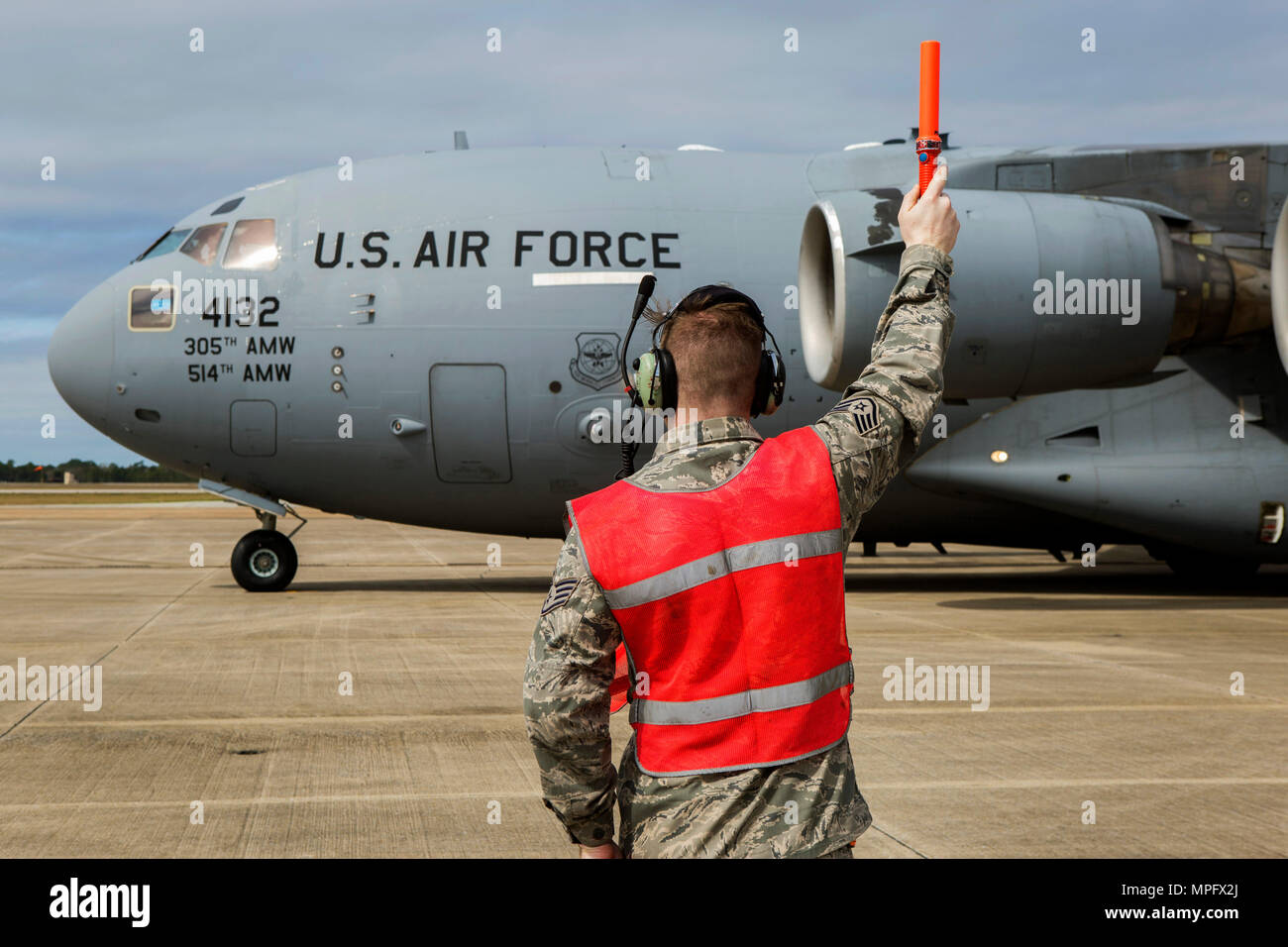 Ein 514Th Air Mobility Wing Crew Chief gibt die Alle löschen, um die C-17 Globemaster III Pilot an der Bekämpfung der Readiness Training Center in Gulfport, Mississippi, 8. März 2017. In der Nähe von 700 AMC-Flieger von der 514th Air Mobility Wing, 305Th Air Mobility Wing, 87th Air Base Wing und die 621St Contingency Response Wing an Joint Base Mc Guire-Dix - Lakehurst, New Jersey, beteiligen sich an der Mobilisierung übung Reaktion auf Krisen 2017. Das primäre Ziel dieser Übung ist es für die vier Flügel in ein streng Ort Bereitstellen und Einrichten und Combat Air mobility Operations unterstützen. (U.S. Air Force Foto von Mast Stockfoto