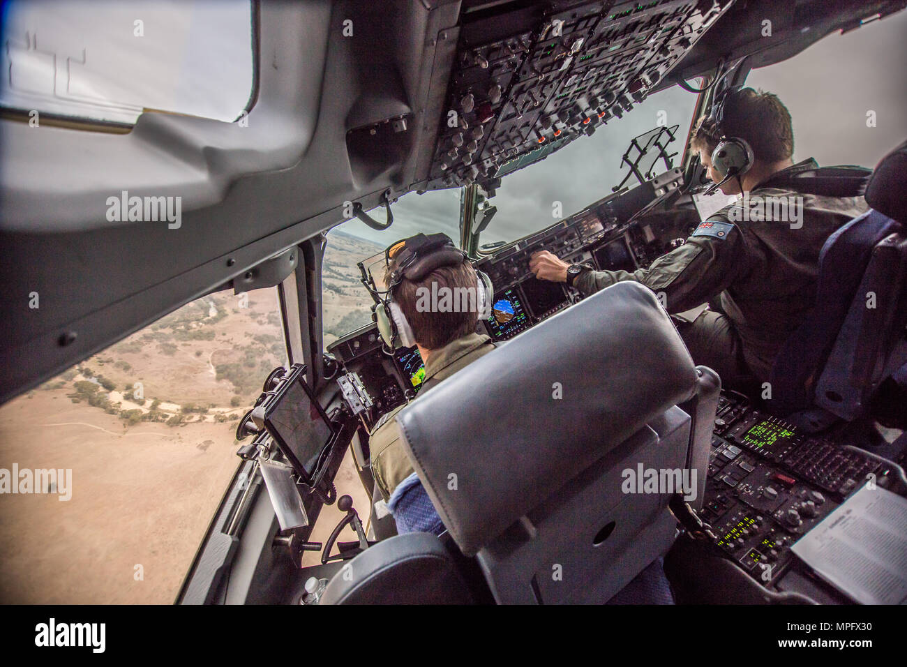 Royal Australian Air Force Flying Officer Doug Izatt und Flight Lieutenant Andrew Muhl, beide Piloten mit der Nr. 36 Squadron, Teilnahme in einer defensiven Systeme Ausbildung Übung mit einem C 17 Globemaster III, während der erweiterte Taktiken Aircrew Kurs (ATAC), oberhalb der Blue Mountains, Australien, 9. März 2017. ATAC wird durch die erweiterte Luftbrücke Taktik Training Center durchgeführt, gegründet aus St. Joseph Mo., das die Mission der Erhöhung der Kriegsführung Wirksamkeit und Überlebensfähigkeit der Mobilität der Streitkräfte. Es ist das erste Mal, dass die AATTC Schulungen im Ausland gelehrt hat. (U.S. Air National Guard ph Stockfoto