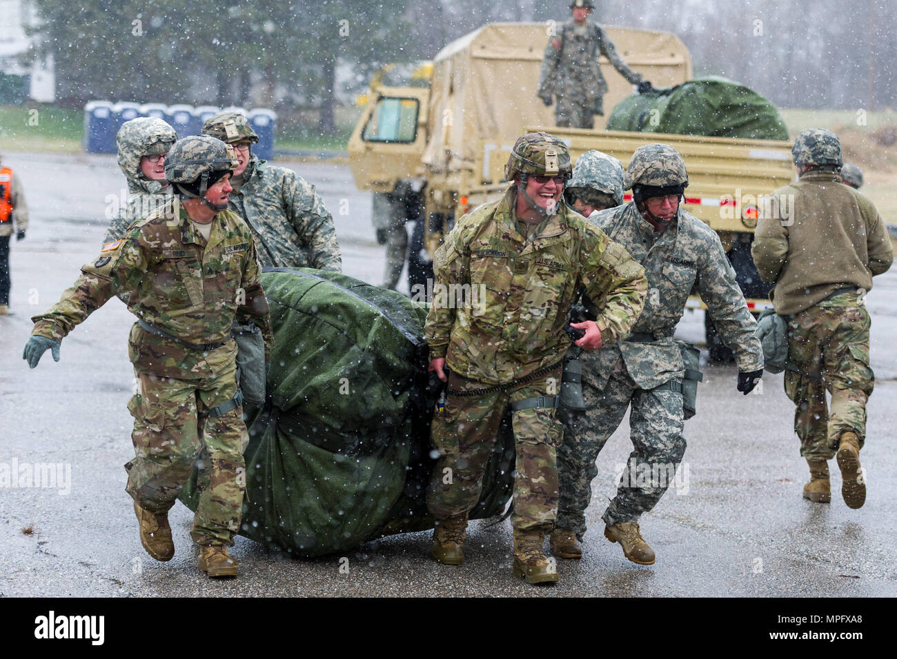 Us-Soldaten der 251. Der Area Support Medical Unternehmen, South Carolina Army National Guard, eine Dekontamination und triage Punkt während der US-Armee nach Norden gemeinsame Übung im Rosewood Center, Owings Mills, Maryland, 10. März 2017 zugeordnet. (U.S. Air National Guard Foto von Tech. Sgt. Jorge Intriago) ​ Stockfoto